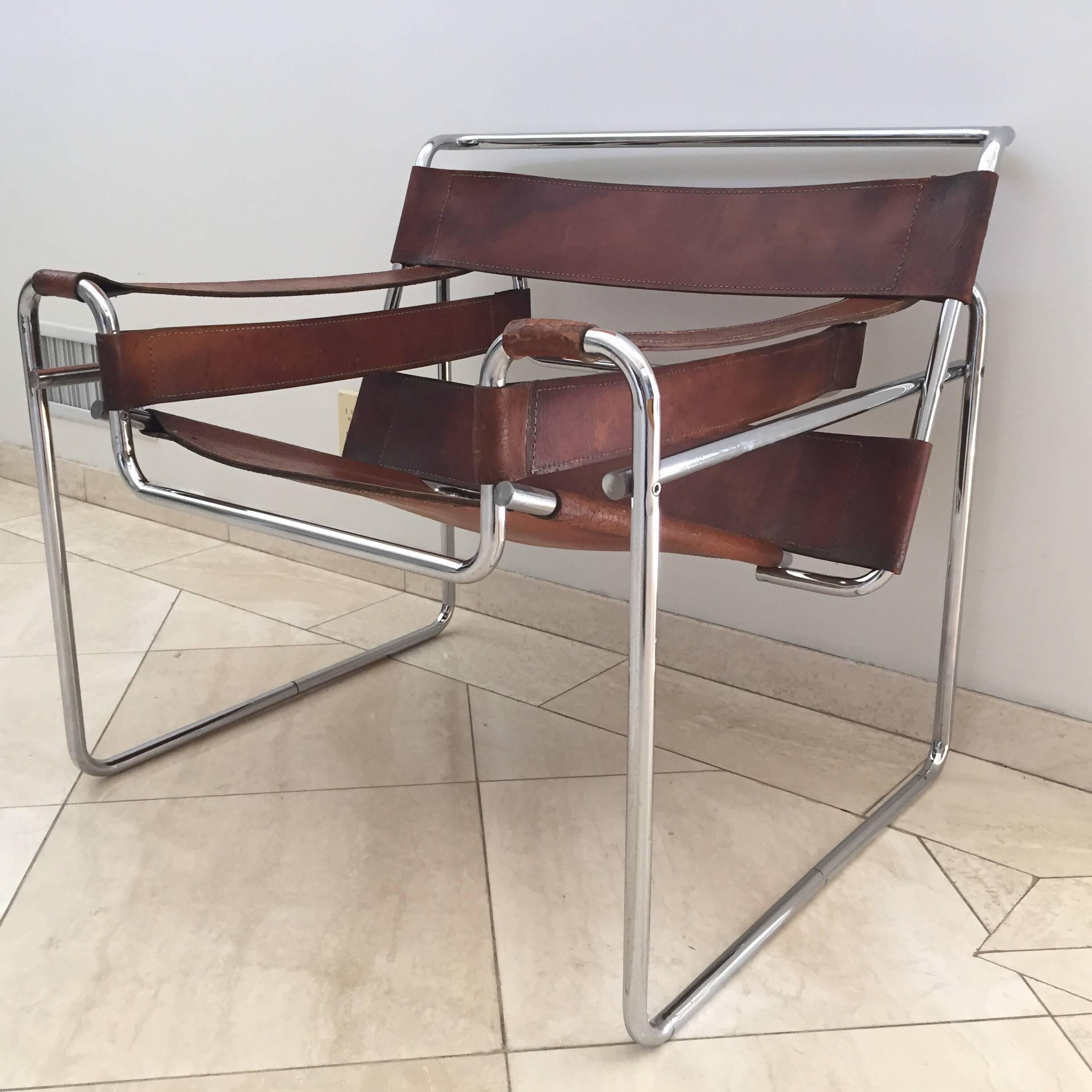 All original Marcel Breuer Wassily chair for Knoll in brown leather straps and tubular frame.
1960s Mid-Century Modern authentic Wassily B3 chair designed by Marcel Breuer and made by Knoll.
The chairs feature the iconic frame shape made of steel
