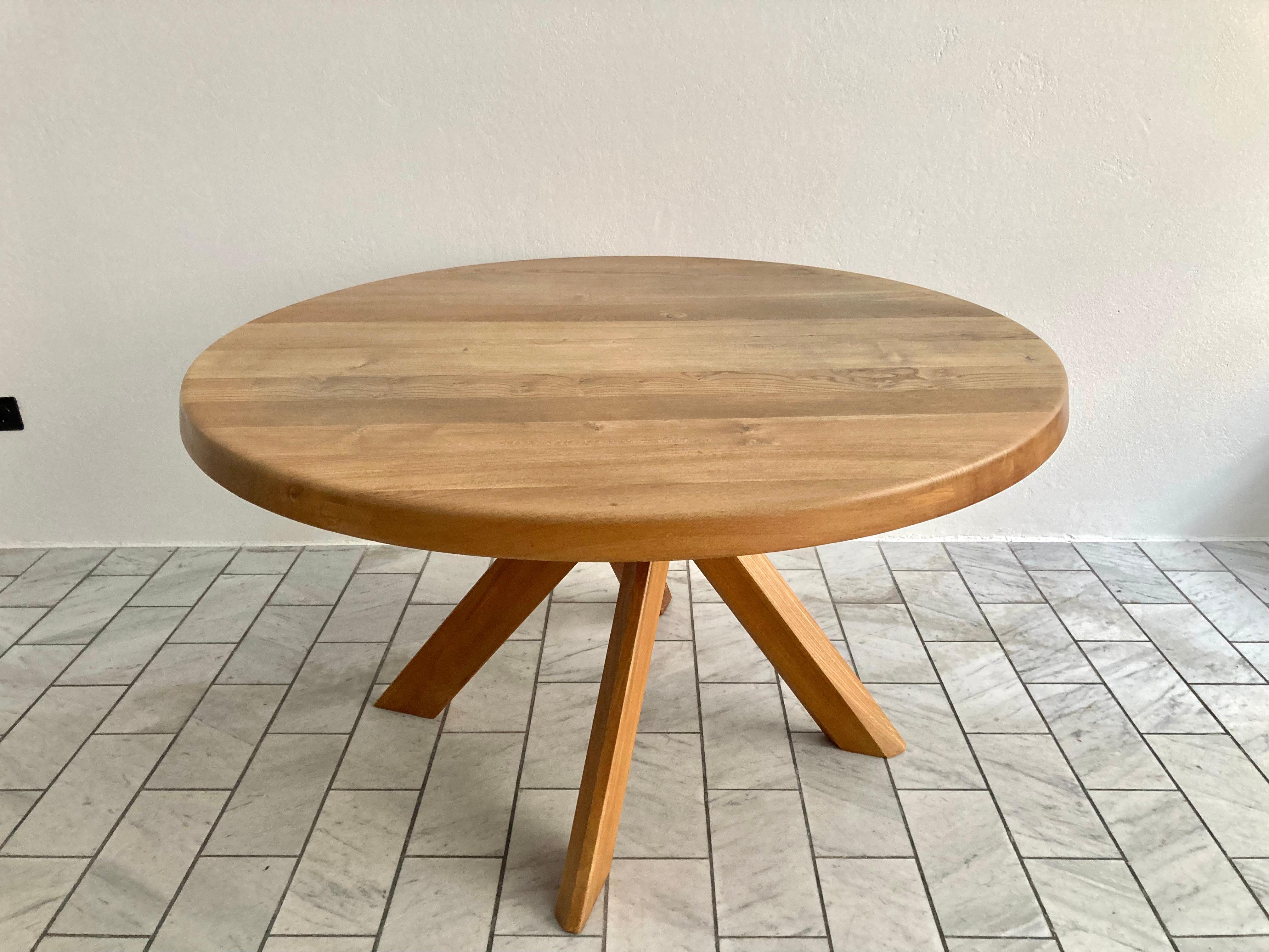 The Model T 21 B from Pierre Chapo is a true masterpiece.
Pierre Chapo designed this table around 1973.
All 4 feets can be dismantle and are locked with 1 single screw.
This table is manufactured in the Mid 80ties.
This Version is the 128 cm/
