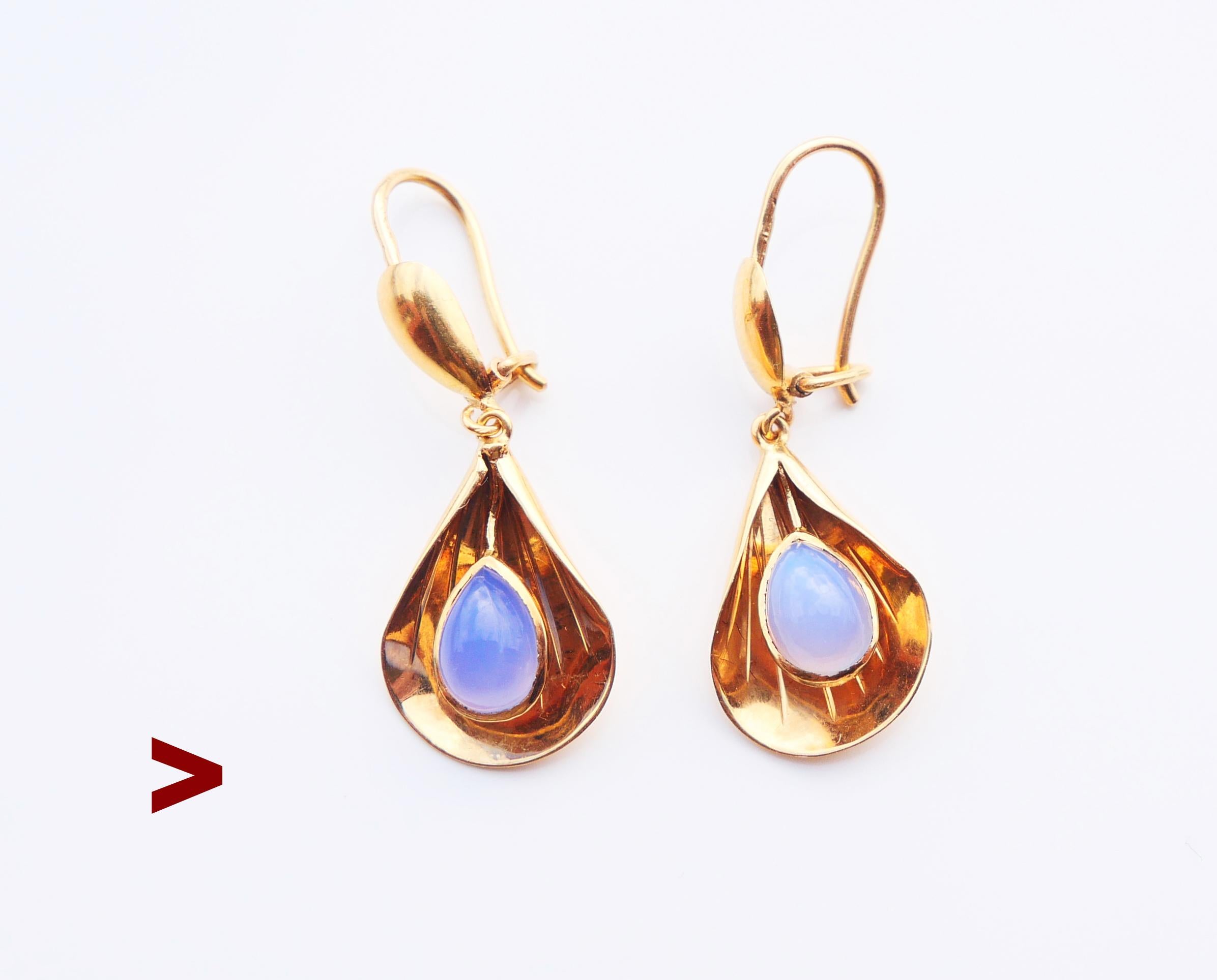 Ein Paar Vintage schwedischen 18K Gold Ohrringe mit Lünette gefasst Cabochon Birne geschliffen natürlichen blauen Chalcedon  Steine messen  7 mm x 5,5 mm / ca. 0,8 ct pro Stück.

Drähte gepunzt  mit fragmentierten schwedischen 3 Kronen und 18K .