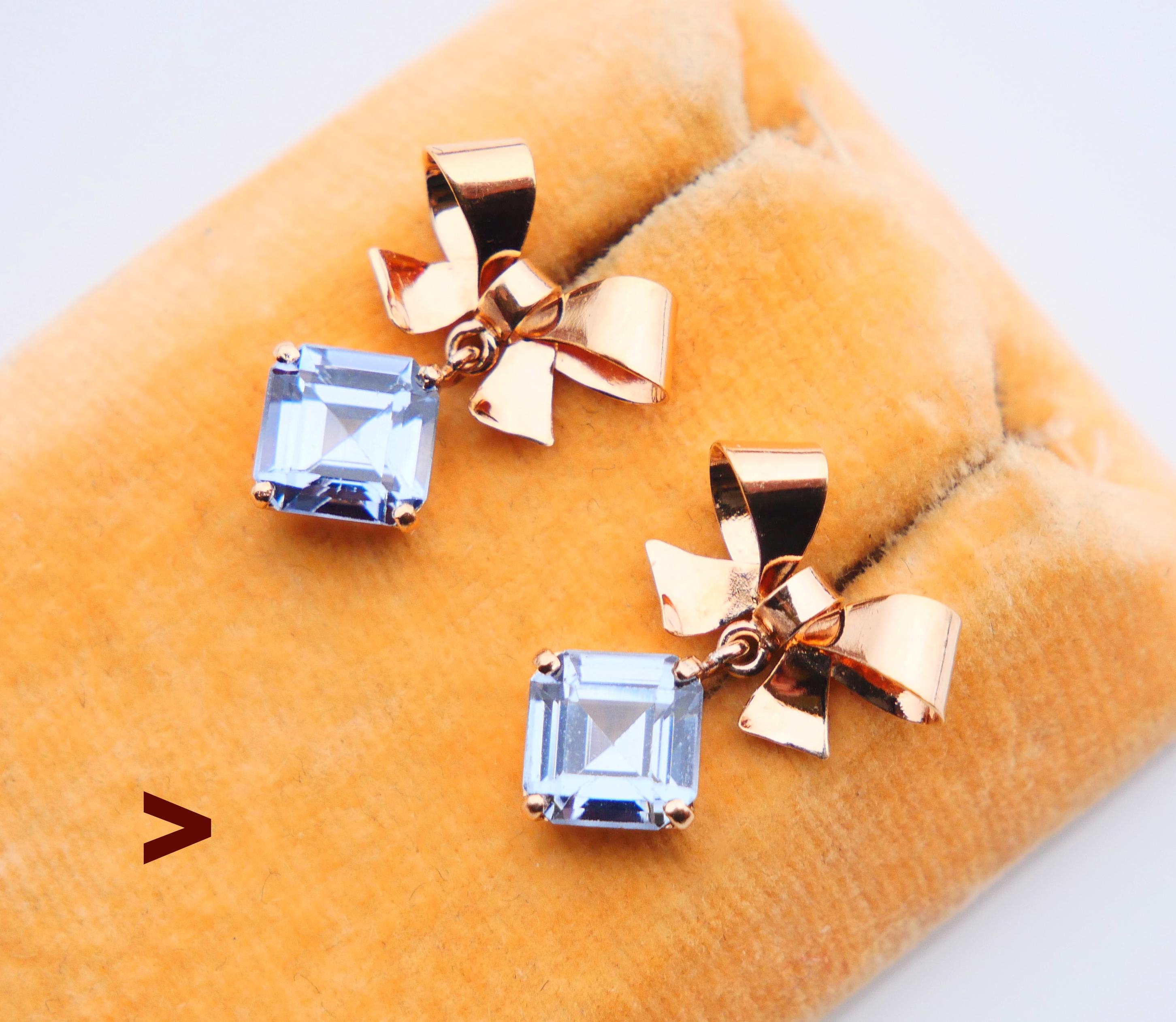 Vintage Ohrringe mit Schleifen und Spinell Quadrate in massivem 18K Orange Gold, wahrscheinlich schwedischen aus 1950er - 1960er Jahren. Stopper gestempelt 18K, keine Datumsangaben.
Laborgefertigte Prinzessin / Quadrat  geschliffene blaue Spinelle