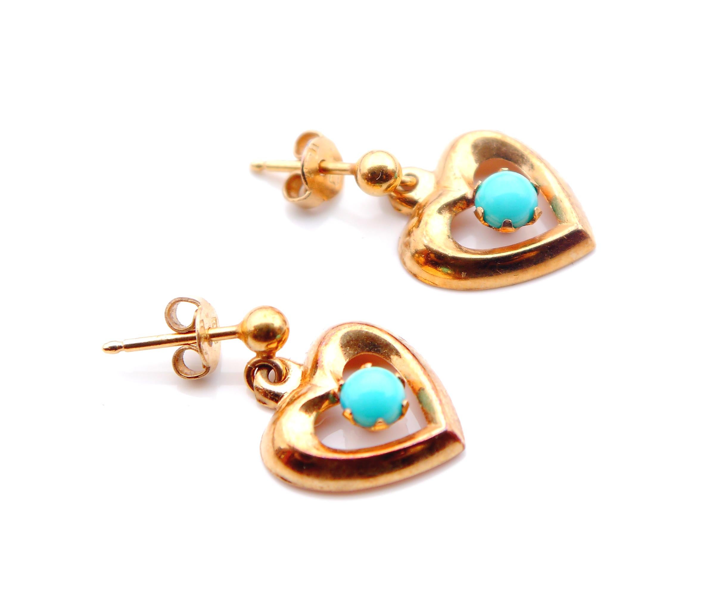 Vintage-Ohrstecker aus massivem 18-karätigem Gelbgold mit Naturtürkis. Stöpsel mit schwedischen Punzen, bestätigt durch 18K Goldlegierung, keine Jahreskombination, handgefertigt ca. 1960er Jahre

Jeder Stopfen ist mit 18K markiert.

Jedes Herz 14 mm