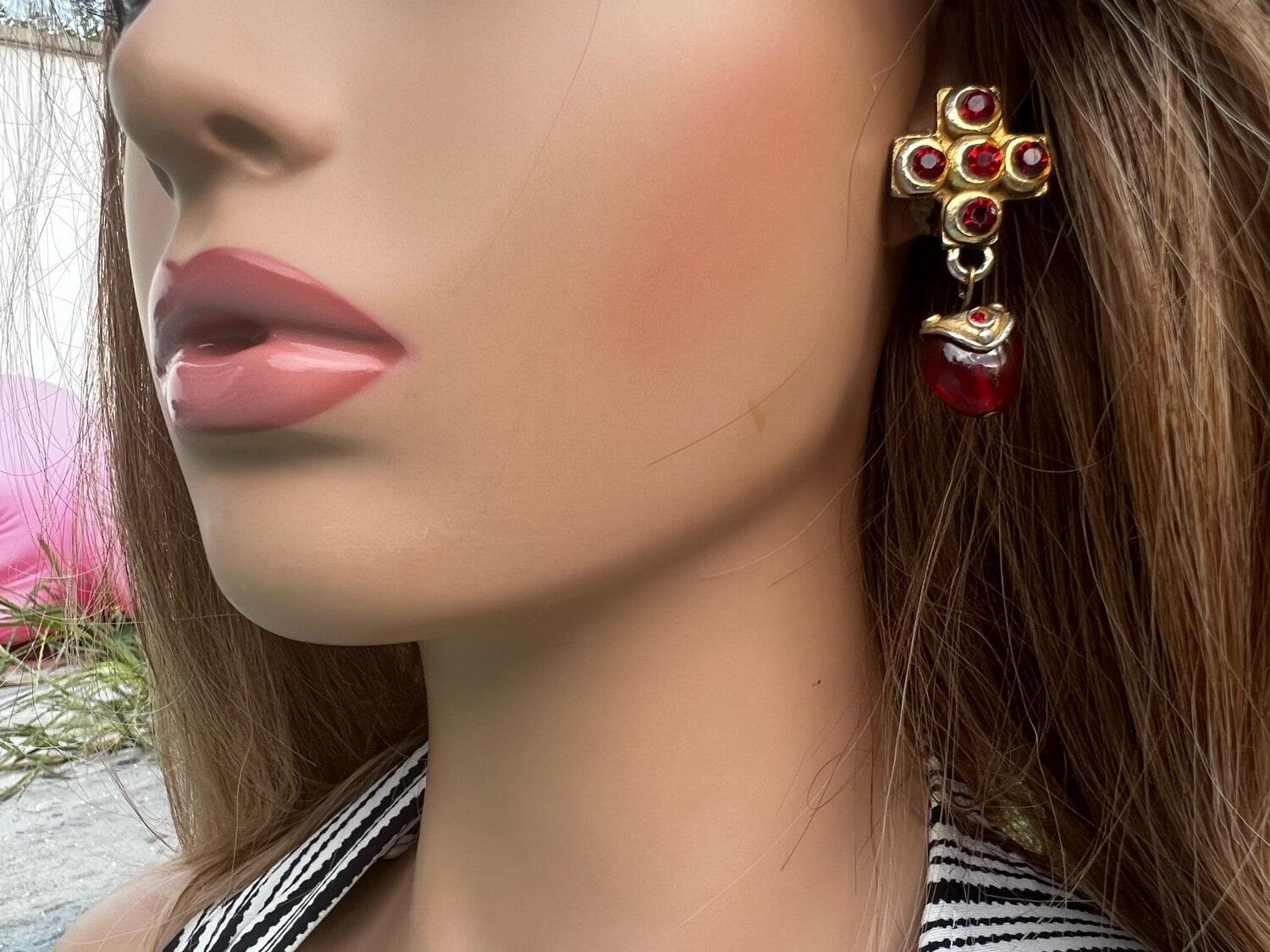 Vintage earrings signed Jacky de G, they are really to eat, they have a big difference compared to all Jacky de G, these are in glass paste which is very rare Even exceptional., Usually the models are in resin…


I am a partner with French experts