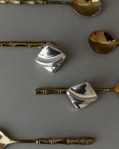 Orecchini vintage in argento quadrati dal design senza tempo con rilievi Italia, anni '70