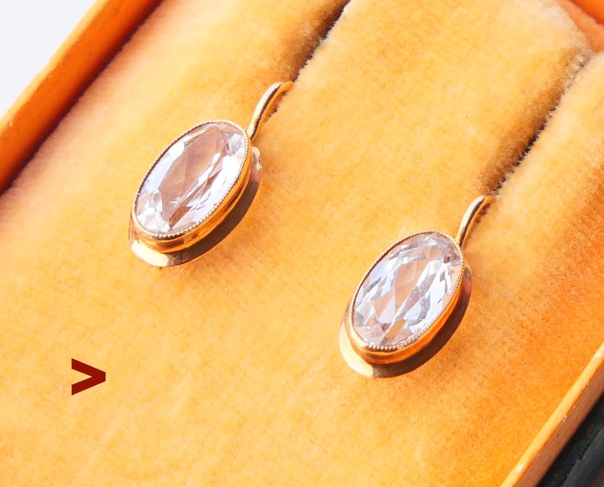 Ein Paar von  Vintage Finish ca. 1930er - 1950er Jahre.  Ohrringe aus 14-karätigem Gold, verziert mit weißen Spinellsteinen im Ovalschliff. Die Steine sind wahrscheinlich im Labor hergestellt.

Beide Drähte sind mit der Punze 585 und den Initialen