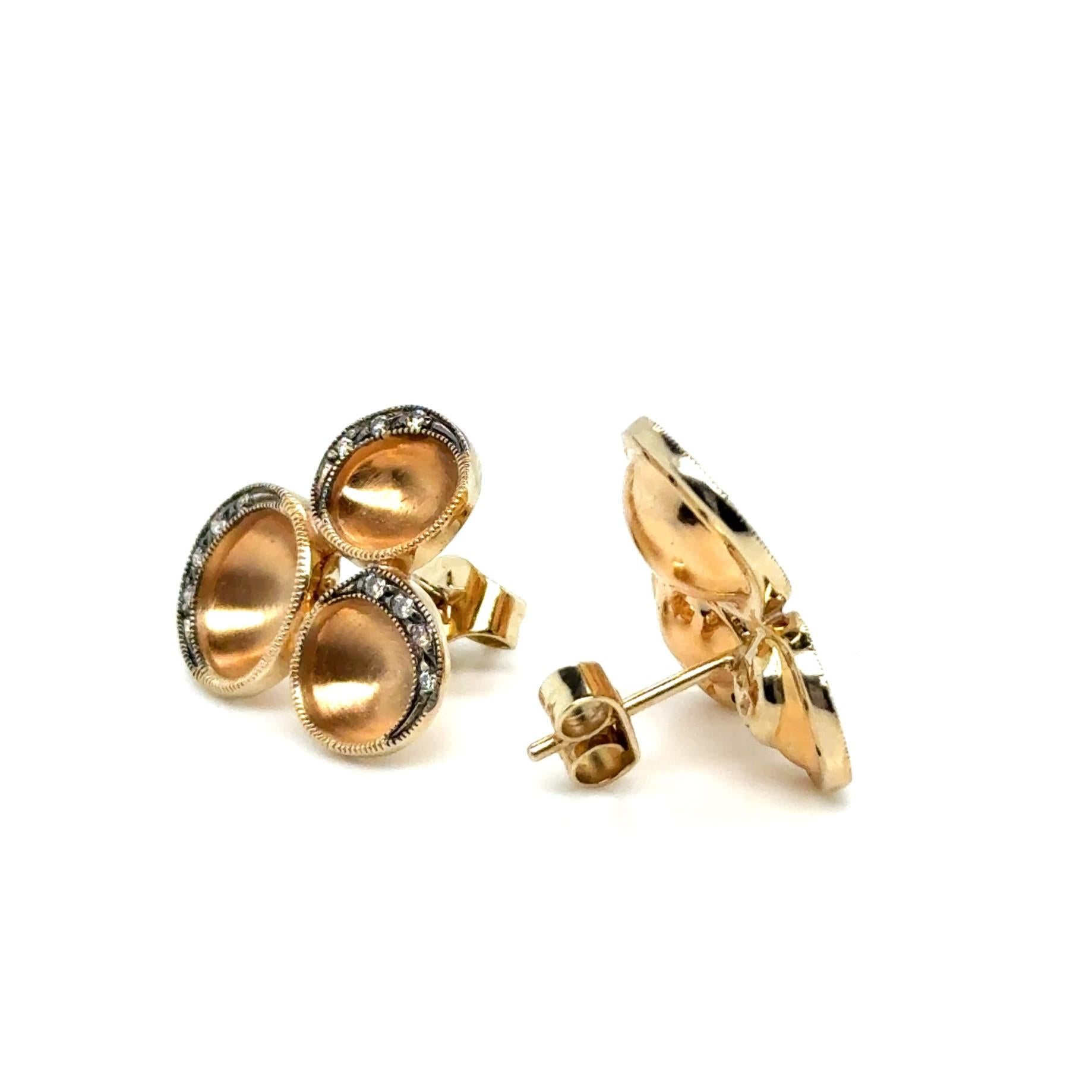 Estos pendientes vintage de H. Stern desprenden un encanto refinado con su elegante trío de óvalos cóncavos, elaborados en oro rojo de 18 quilates. Cada cúpula está enmarcada con delicados detalles milgrain y adornada con 22 diamantes de color G-H,