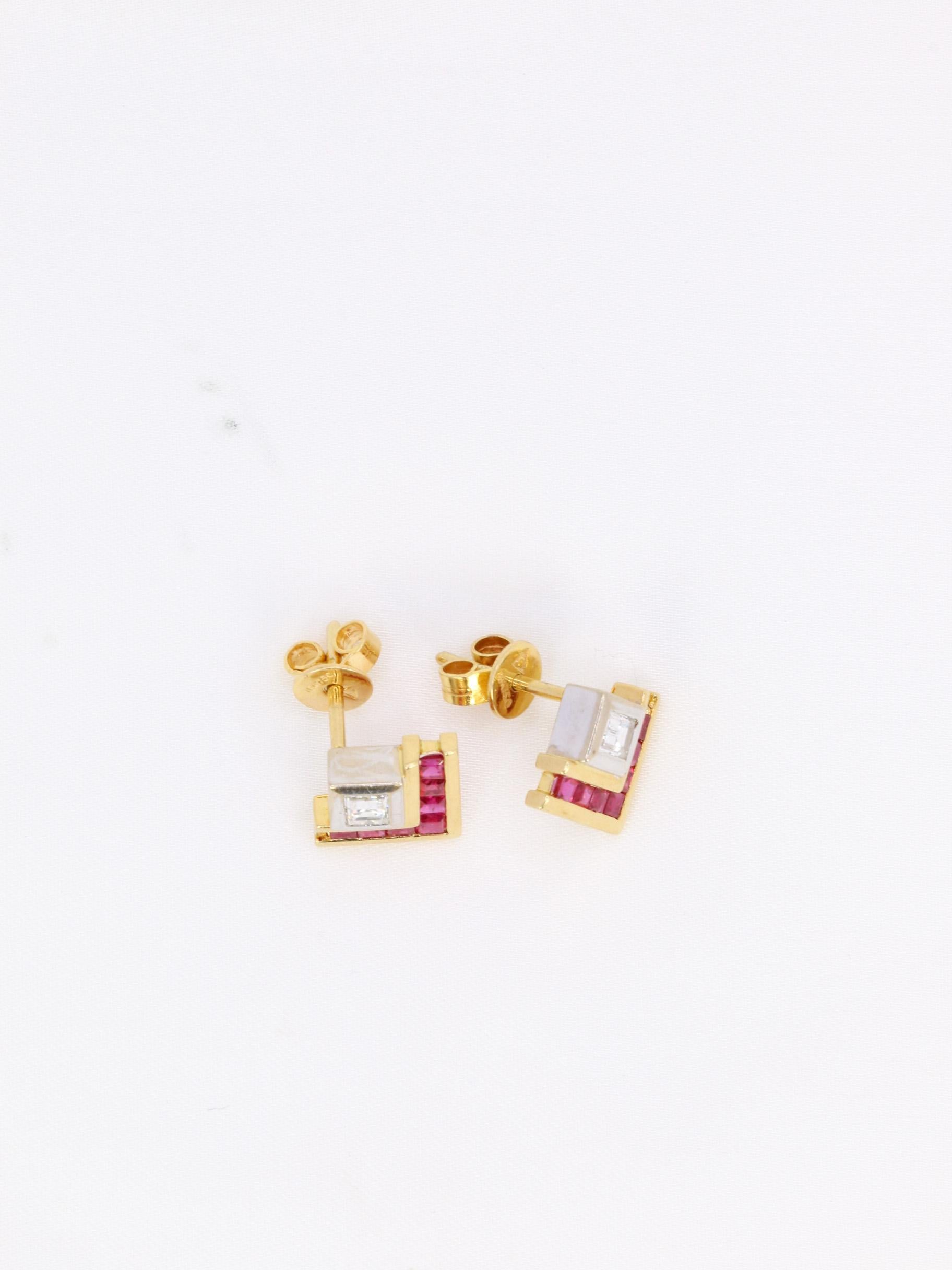 Ohrringe im Vintage-Stil mit Diamanten im Smaragdschliff und kalibrierten Rubinen im Zustand „Hervorragend“ im Angebot in PARIS, FR