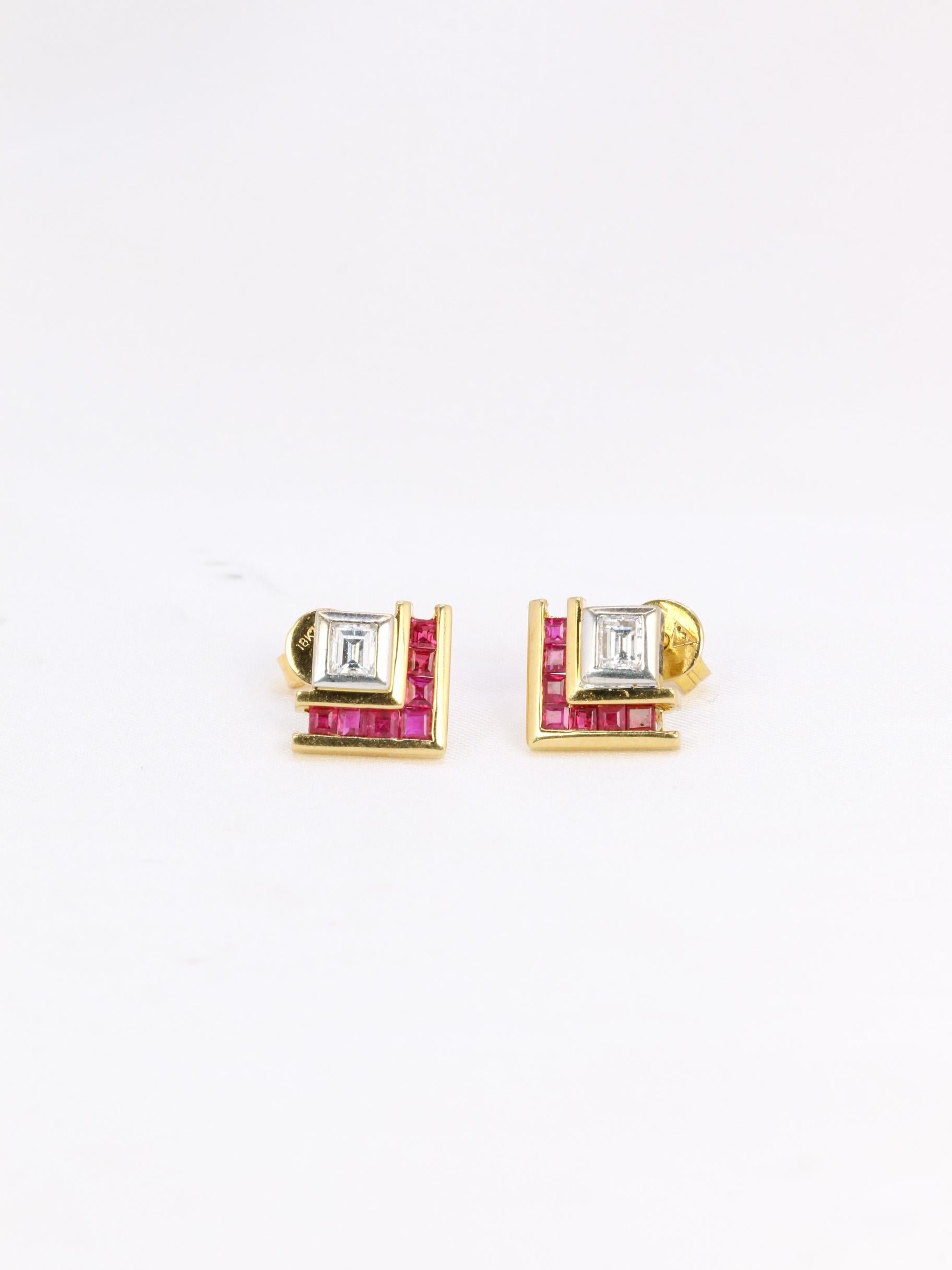 Vintage earrings with emerald-cut diamonds and calibrated rubies In Excellent Condition For Sale In PARIS, FR