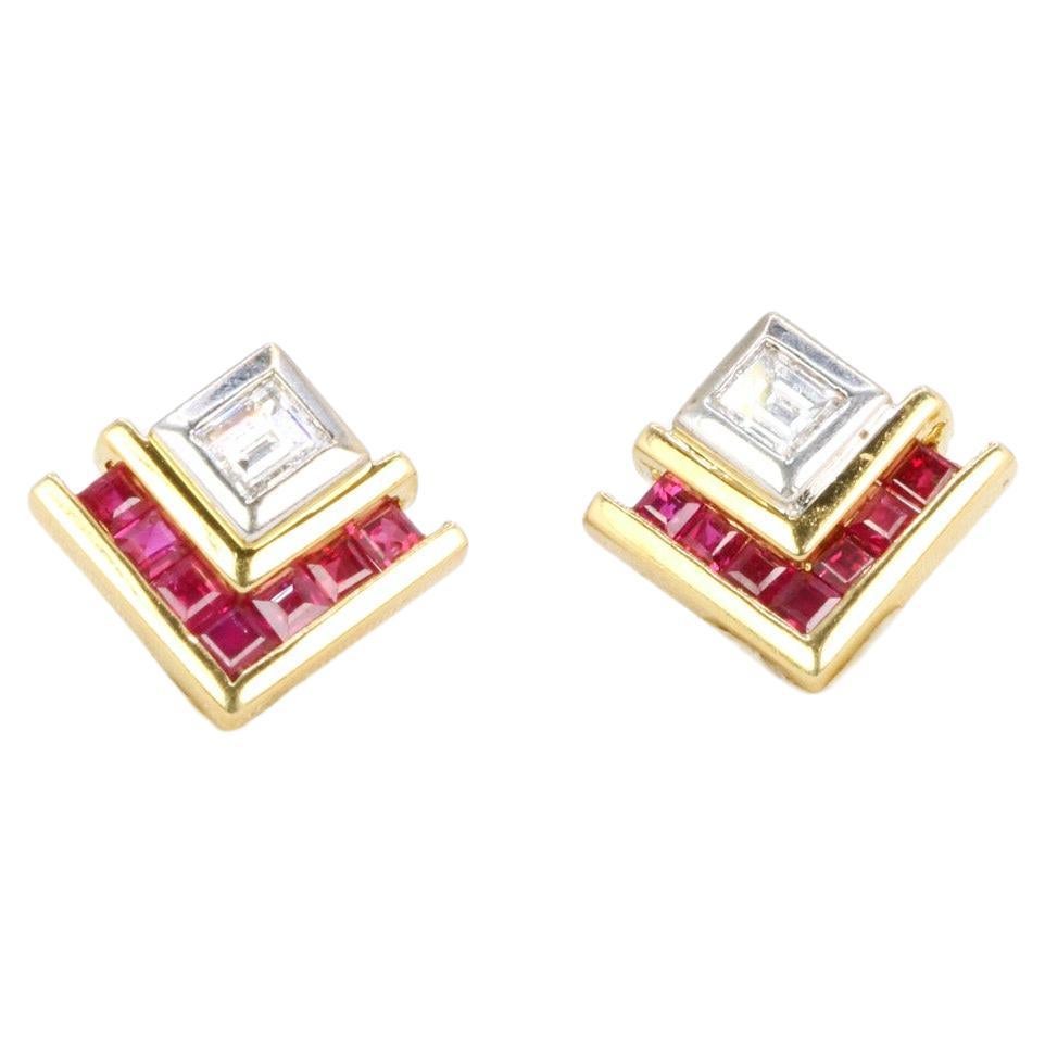 Boucles d'oreilles vintage avec diamants taille émeraude et rubis calibrés en vente