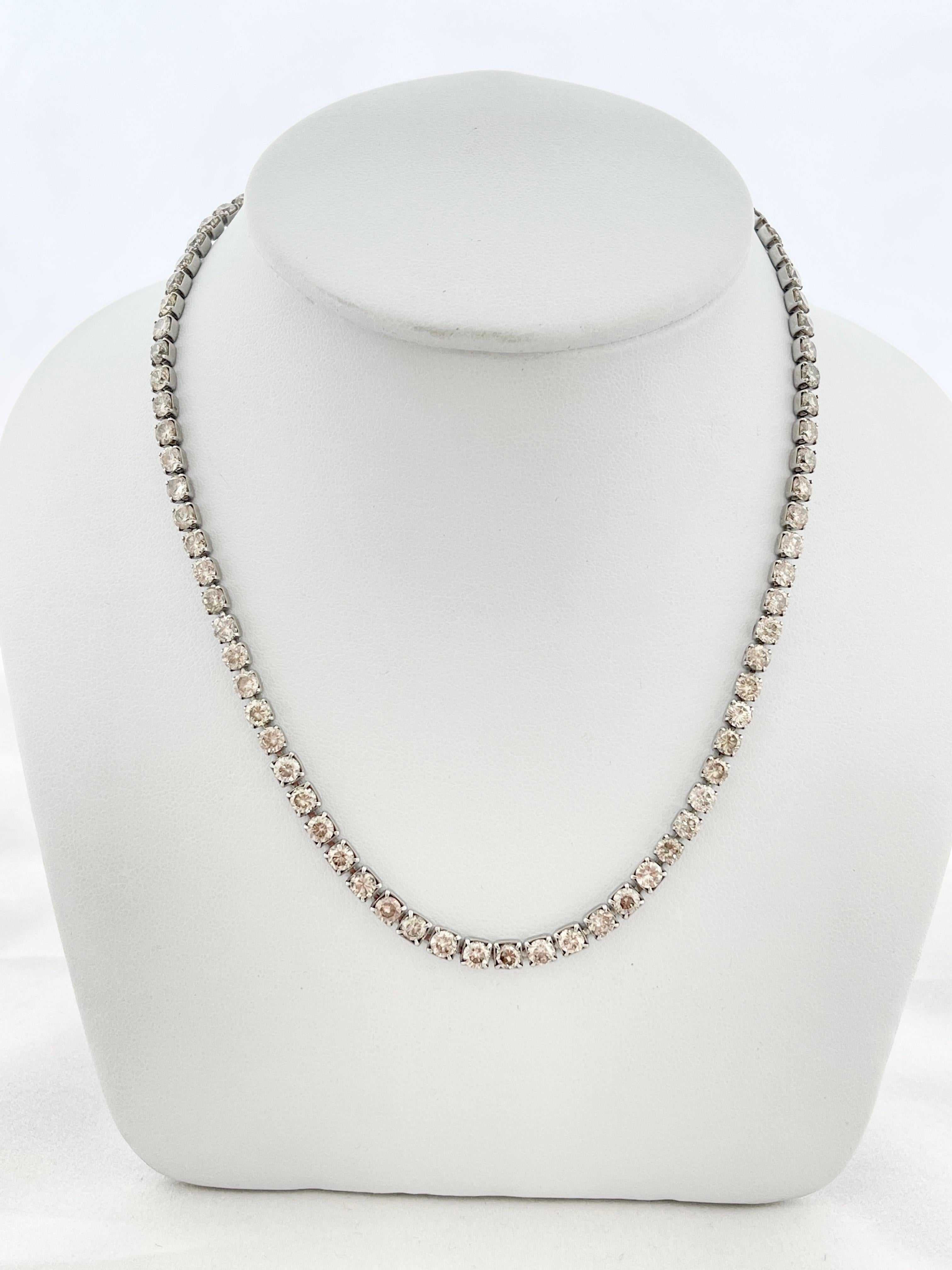 Este collar vintage es una impresionante pieza de alta joyería, elaborada en platino 850 y con 20 quilates de diamantes extraídos de la tierra. 

El estilo clásico de los tenis está actualmente de moda, pero también lo convierte en una pieza