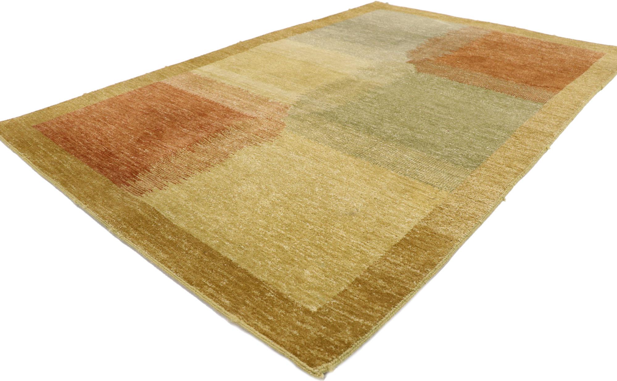 78018 Tapis pakistanais vintage, 04'00 x 006'02. Cet exquis tapis pakistanais vintage en laine noué à la main capture l'essence de l'élégance intemporelle et de l'artisanat. Le design du tapis présente un mélange harmonieux de tons terreux, avec de