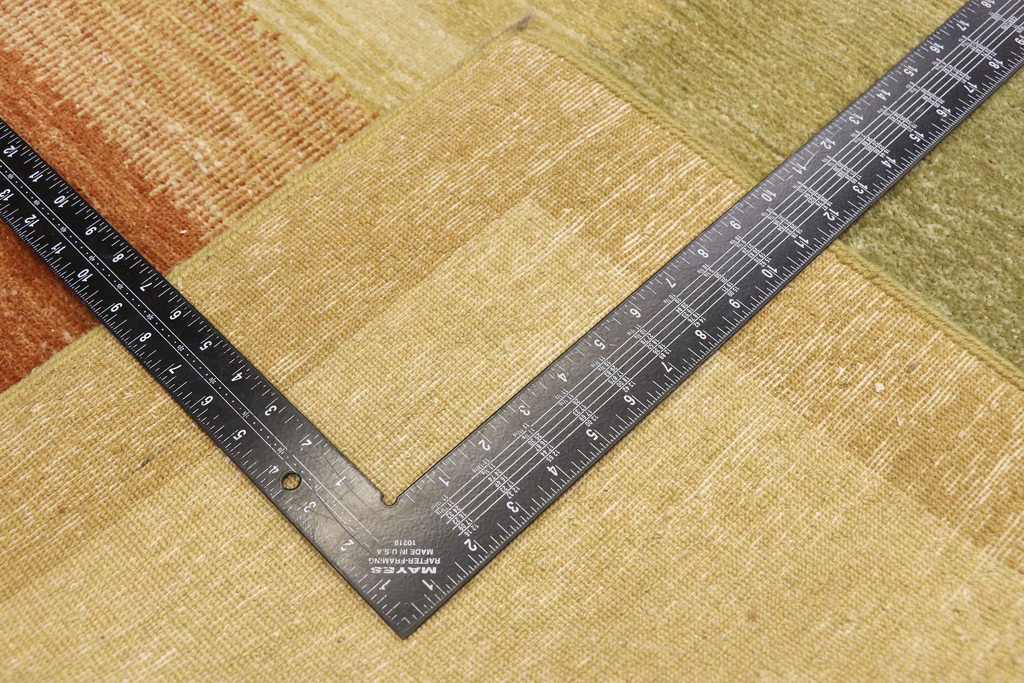 Noué à la main Tapis pakistanais vintage de couleur terre en vente