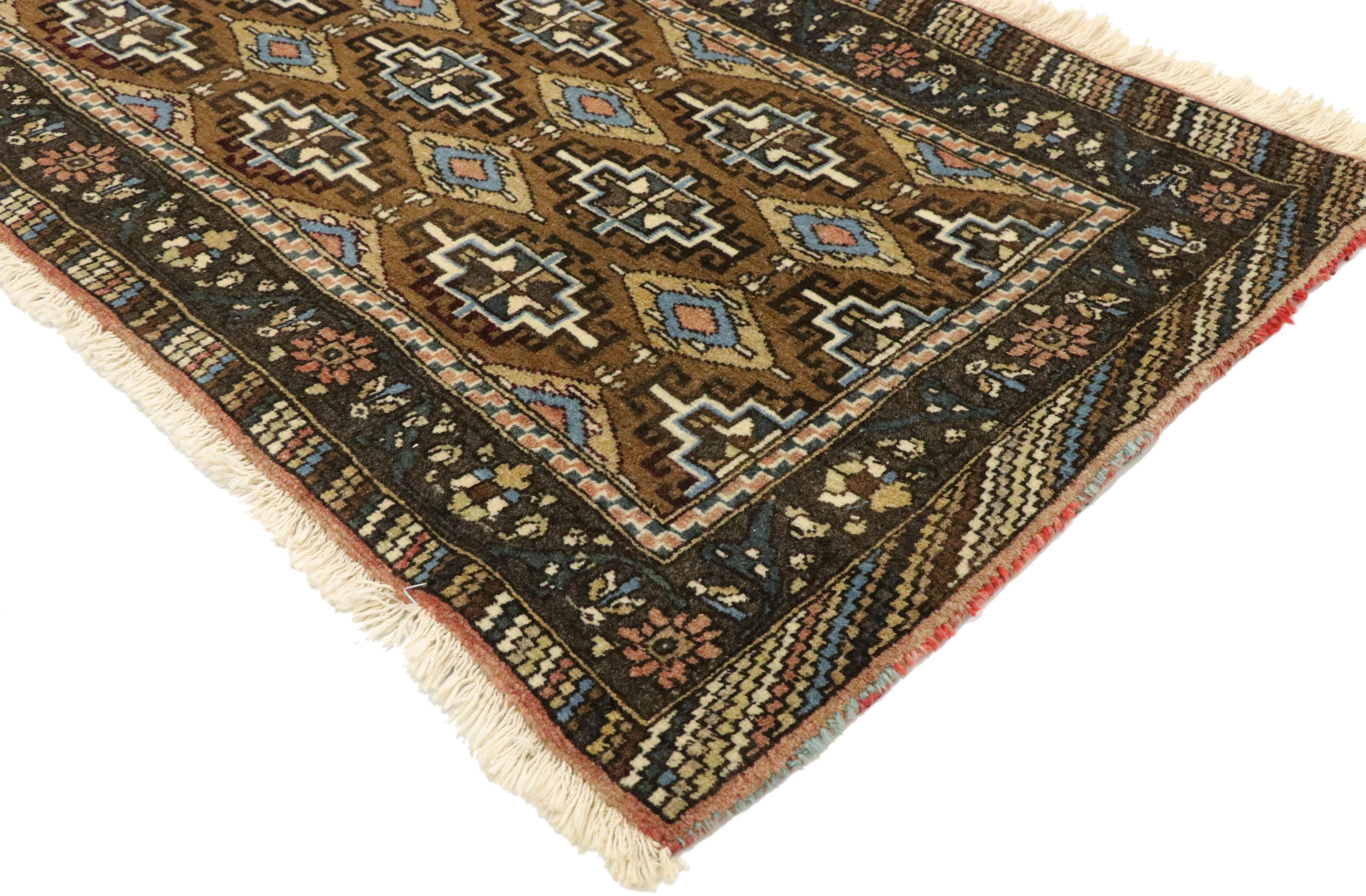 75149 Alfombra Persa Vintage Khorassan, 01'10 x 04'08. Esta cautivadora alfombra persa Khorassan vintage de lana anudada a mano es un testimonio del intrincado arte y la meticulosa artesanía de la región de Khorassan. El diseño de la alfombra es una