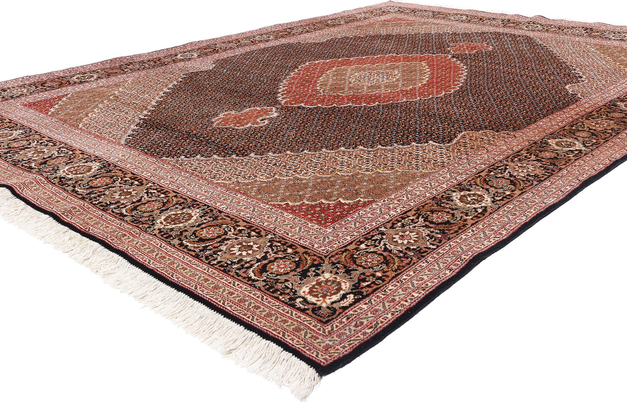 78913 Vintage Persian Mahi Tabriz Rug, 08'00 x 10'11. Dieser handgeknüpfte Teppich aus Wolle und Seide aus dem persischen Mahi Tabriz ist ein Inbegriff von raffinierter Eleganz und kompliziertem Design. Das Herzstück der Komposition ist ein