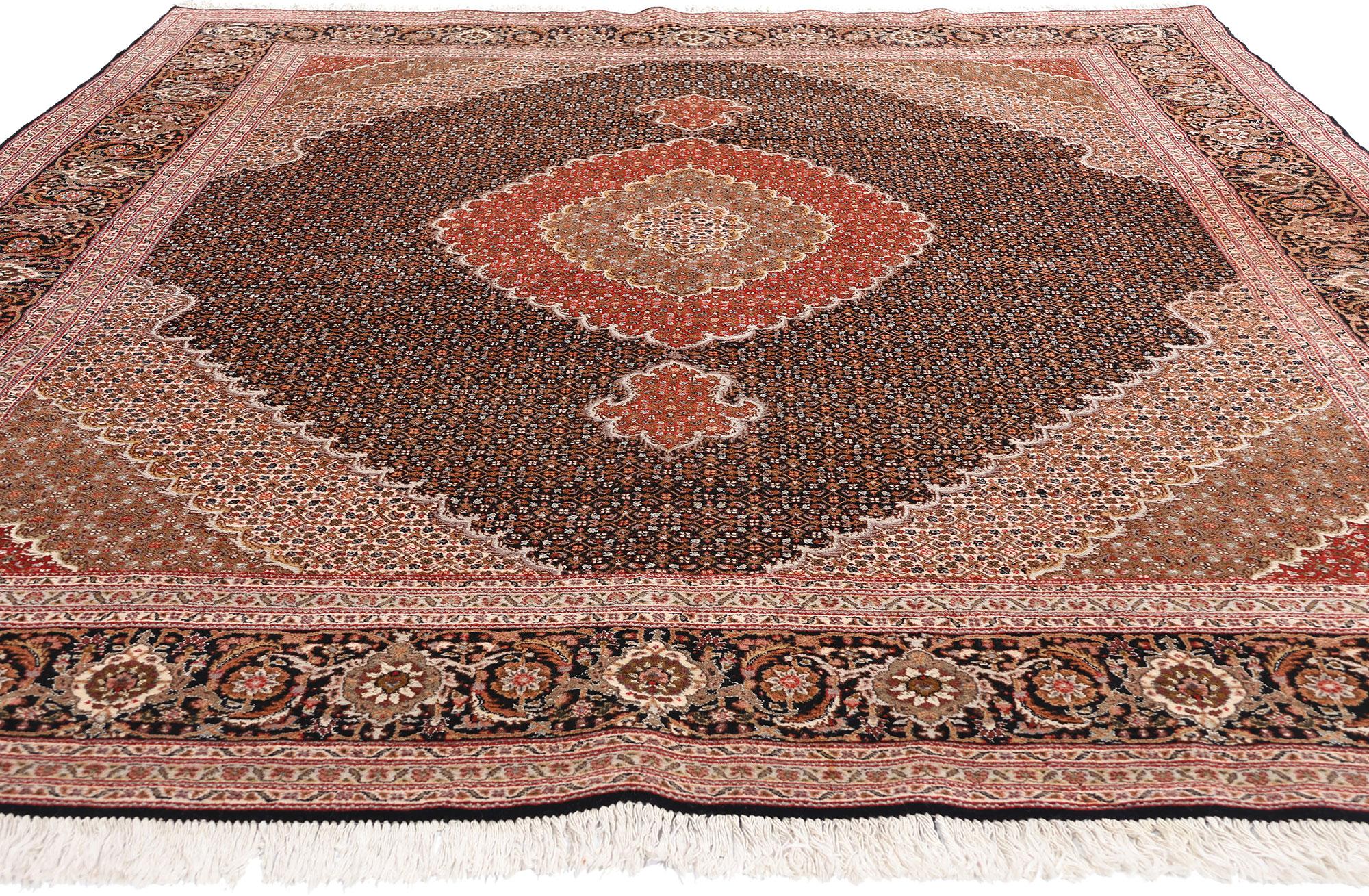 Erdfarbener persischer Mahi-Tabriz-Teppich aus Wolle und Seide (Persisch) im Angebot