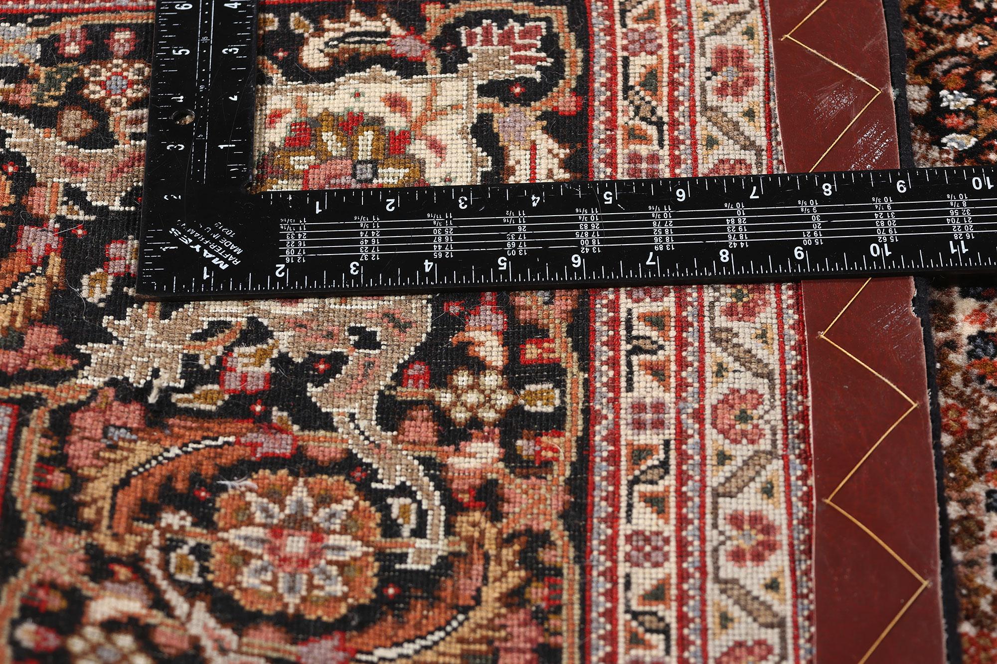 Erdfarbener persischer Mahi-Tabriz-Teppich aus Wolle und Seide (20. Jahrhundert) im Angebot