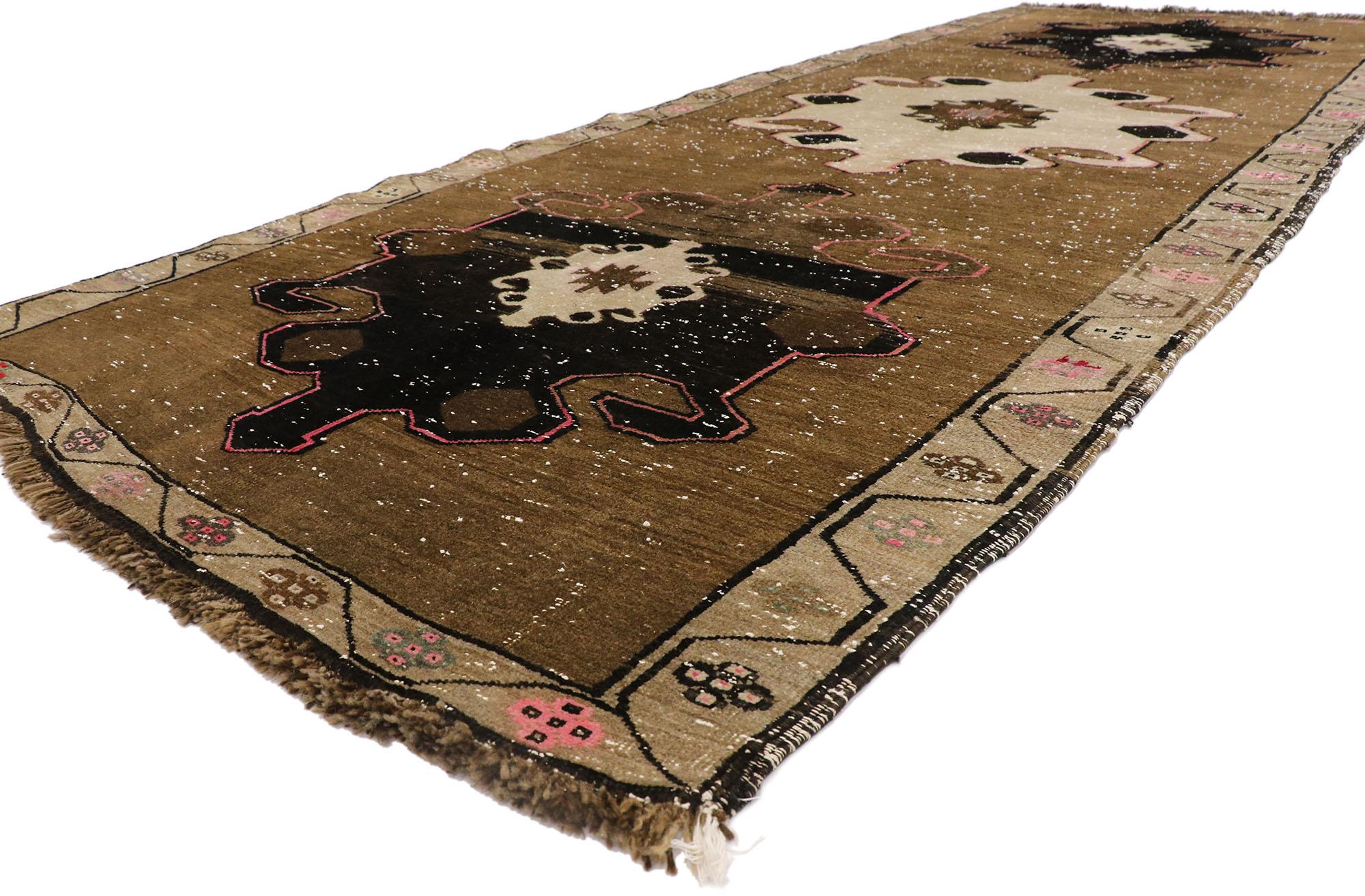 53667 Vintage Türkisch Kars Teppich, 05'04 x 13'11. Dieser handgeknüpfte türkische Kars-Teppichläufer aus Wolle ist ein eindrucksvolles Beispiel für nomadische Kunstfertigkeit und zeitloses Design. Seine langgestreckte Form ist mit einem Trio