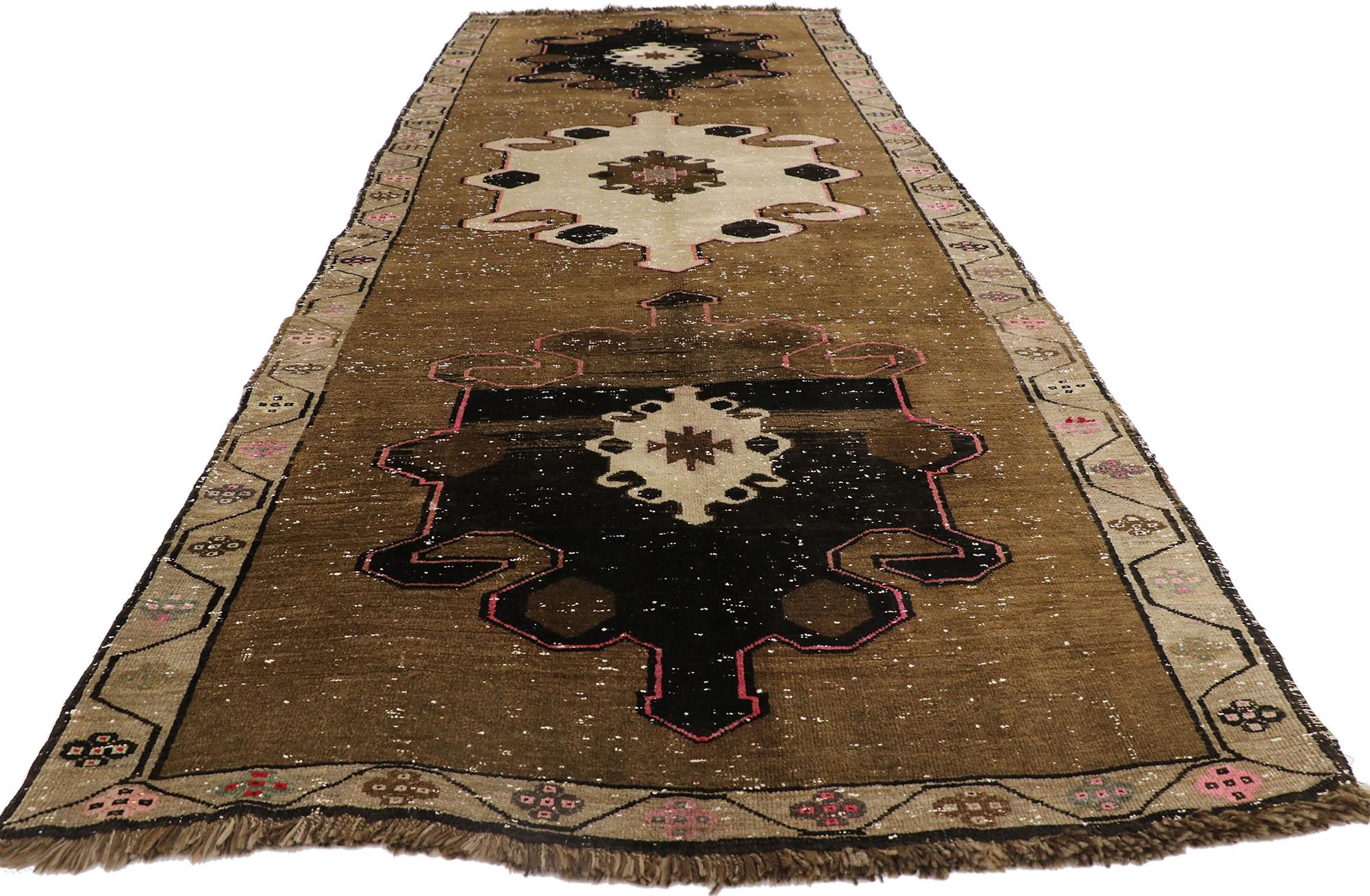 Türkischer Oushak-Kars-Teppich in Erdtönen im Vintage-Stil, 05'04 x 13'11 (Handgeknüpft) im Angebot