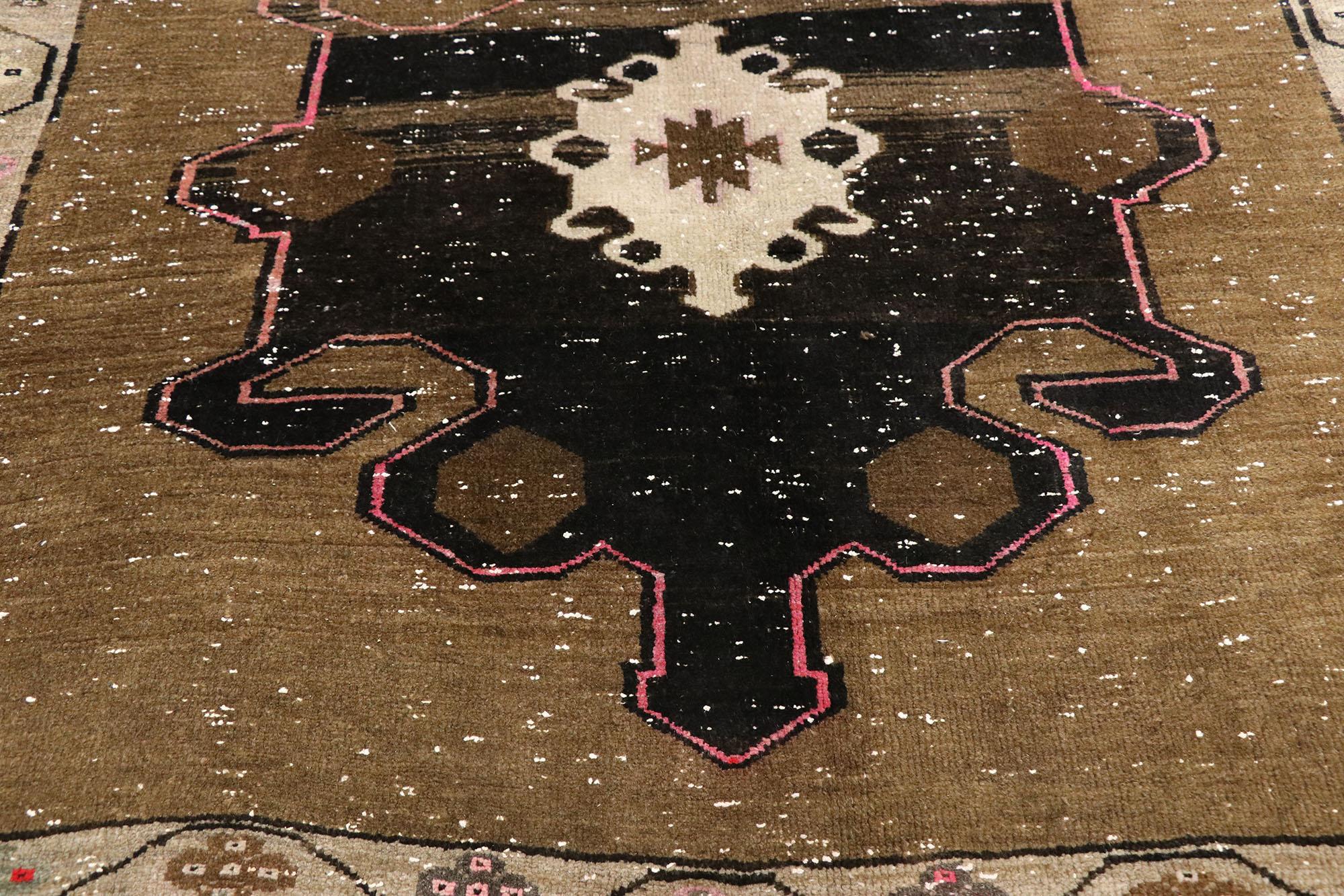 Türkischer Oushak-Kars-Teppich in Erdtönen im Vintage-Stil, 05'04 x 13'11 im Zustand „Starke Gebrauchsspuren“ im Angebot in Dallas, TX
