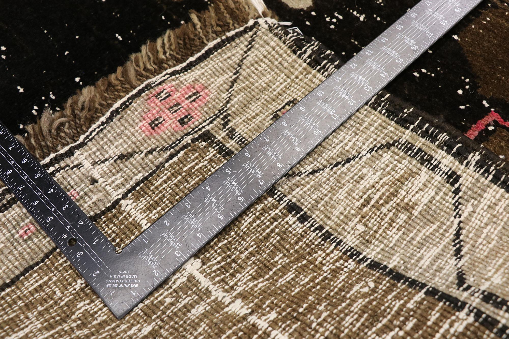 Türkischer Oushak-Kars-Teppich in Erdtönen im Vintage-Stil, 05'04 x 13'11 (20. Jahrhundert) im Angebot