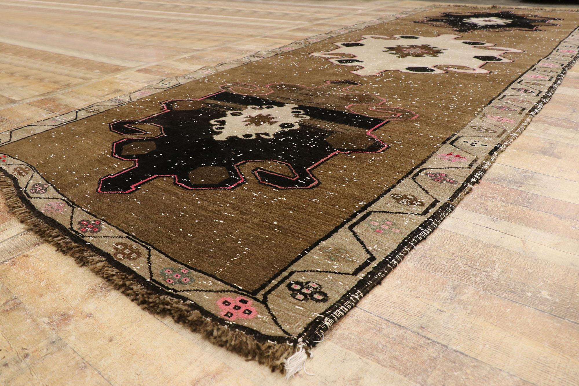Türkischer Oushak-Kars-Teppich in Erdtönen im Vintage-Stil, 05'04 x 13'11 (Wolle) im Angebot