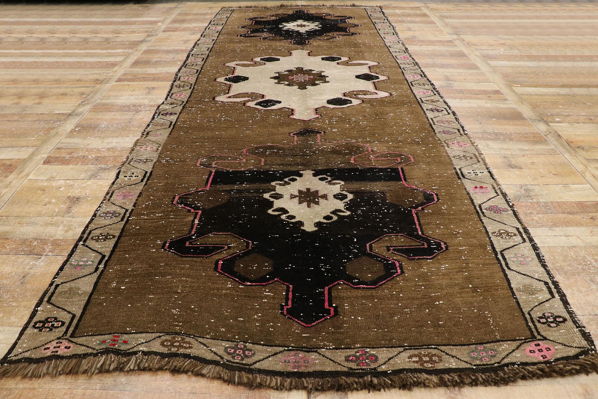 Türkischer Oushak-Kars-Teppich in Erdtönen im Vintage-Stil, 05'04 x 13'11 im Angebot 1