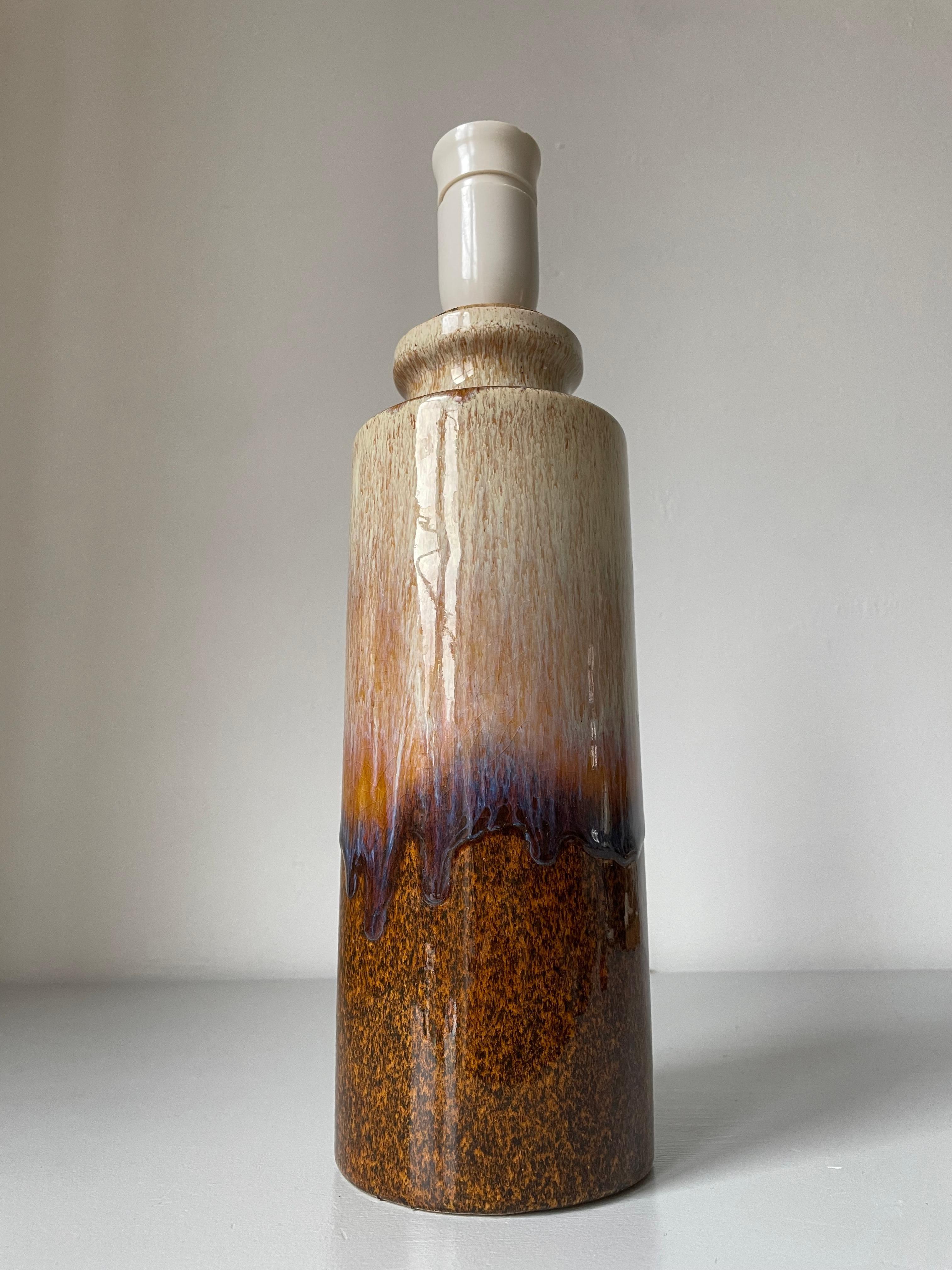 Tonfarbene laufende Glasur-Tischlampe aus Keramik, 1960er Jahre (Moderne der Mitte des Jahrhunderts) im Angebot