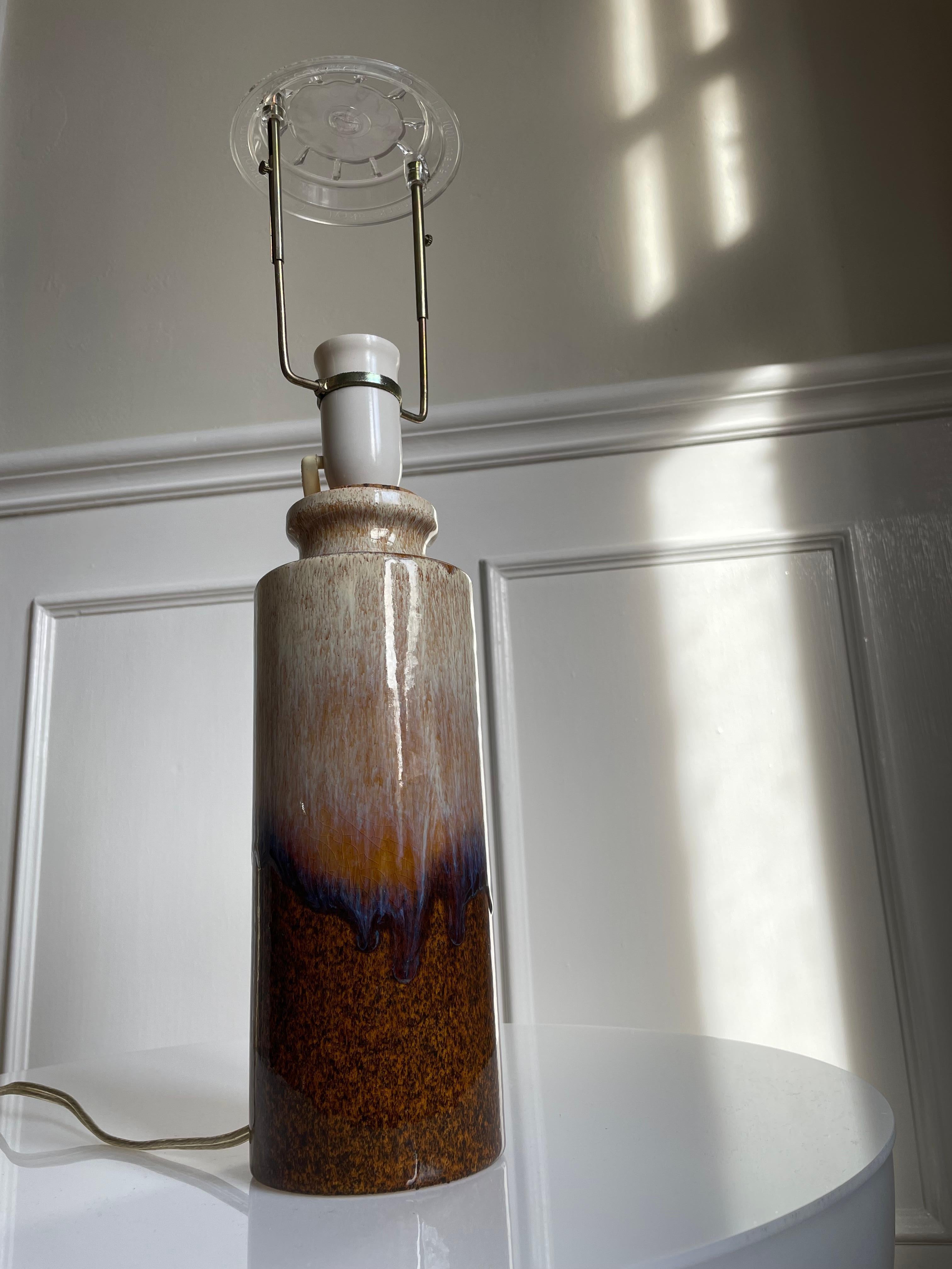 Tonfarbene laufende Glasur-Tischlampe aus Keramik, 1960er Jahre im Angebot 1