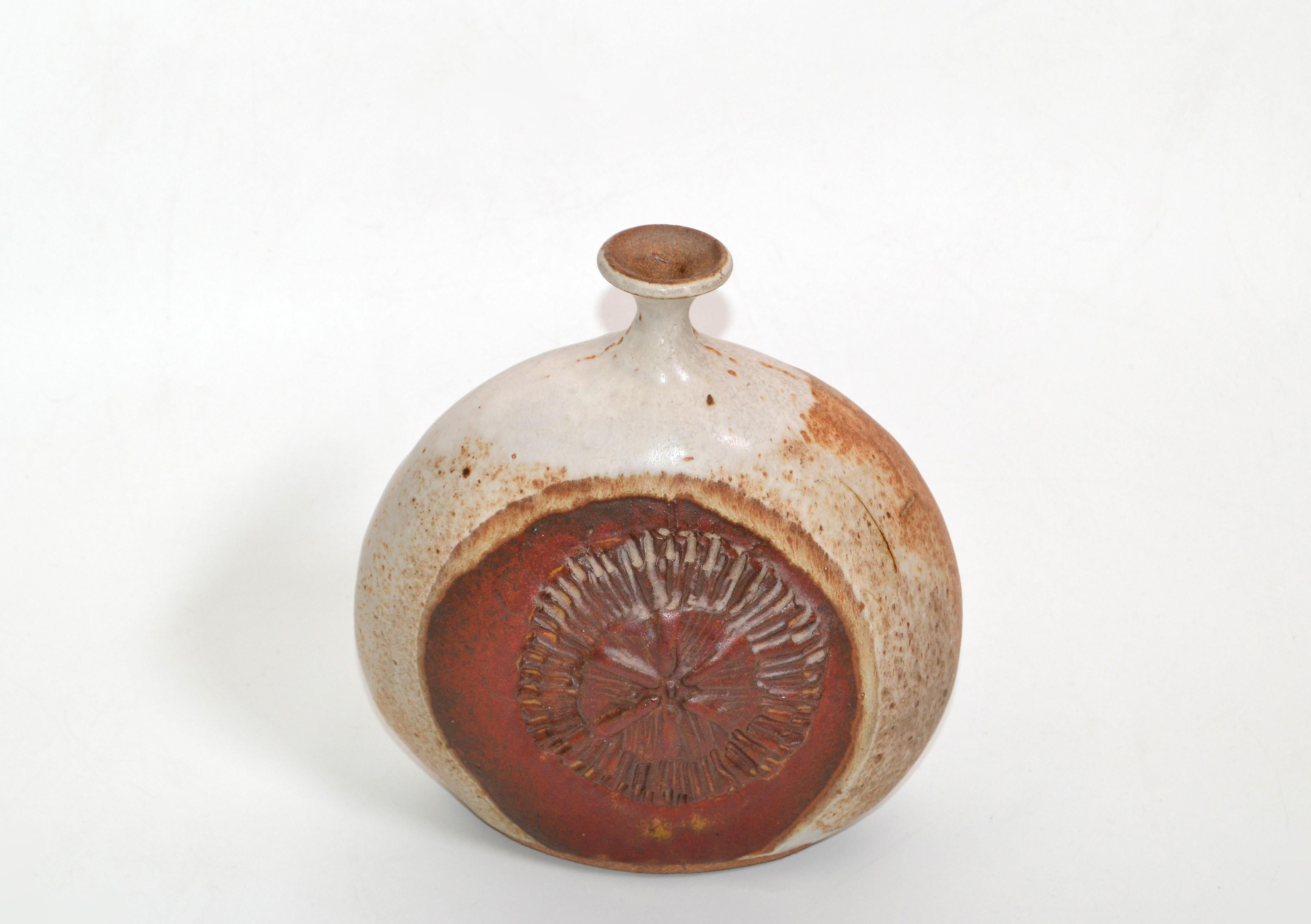 Vintage faïence artisanale marron et rouge studio piece avec glaçure drip bud ou weed Studio Piece vase, carafe, récipient.
L'art de la poterie dans un superbe artisanat.
