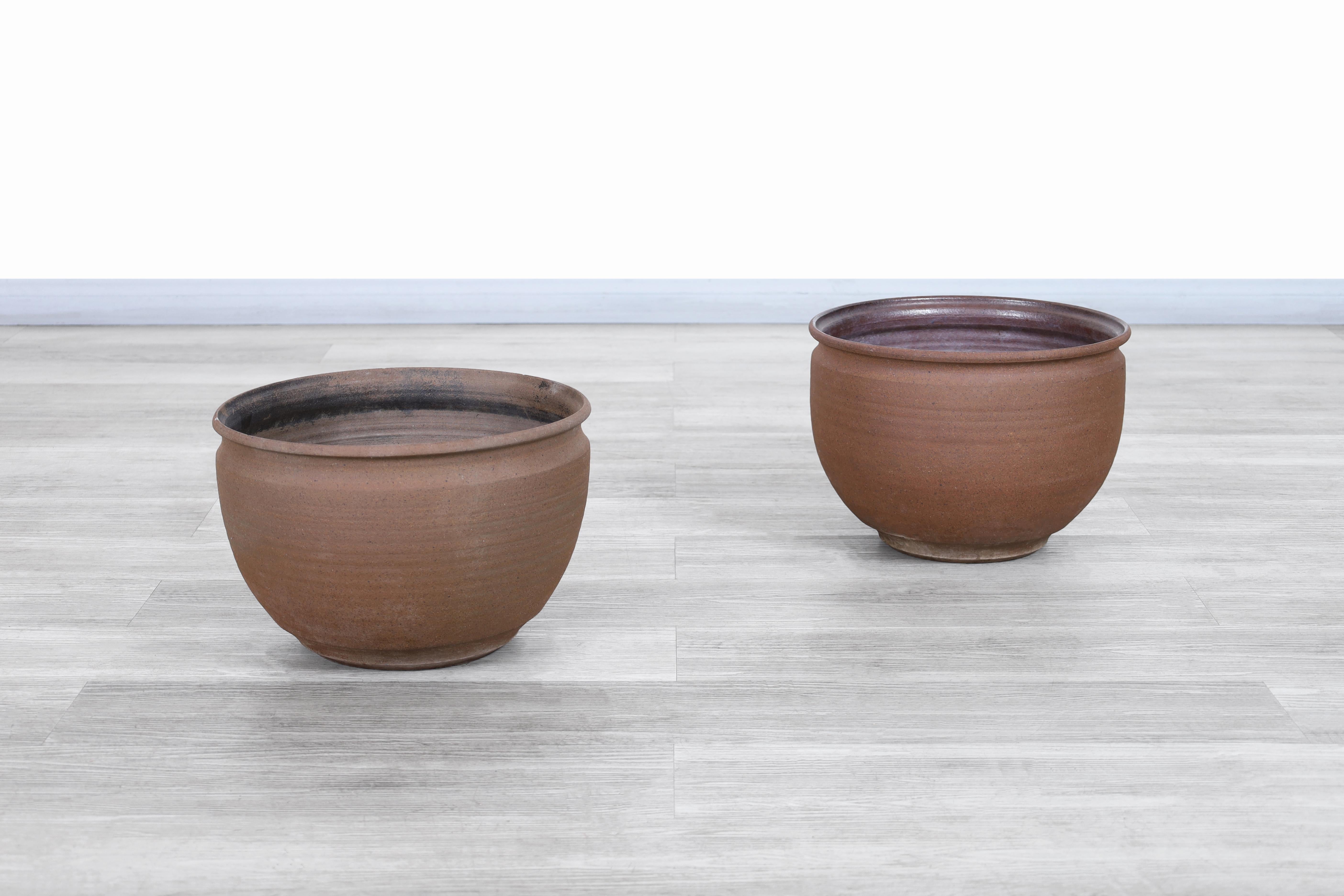 Wonderful vintage planter designed by David Cressey & Robert Maxwell for Earthgender in the United States, circa 1970s. This planter has a conventional design, highlighting the craftsmanship reflected through its sculpted lines that can be seen