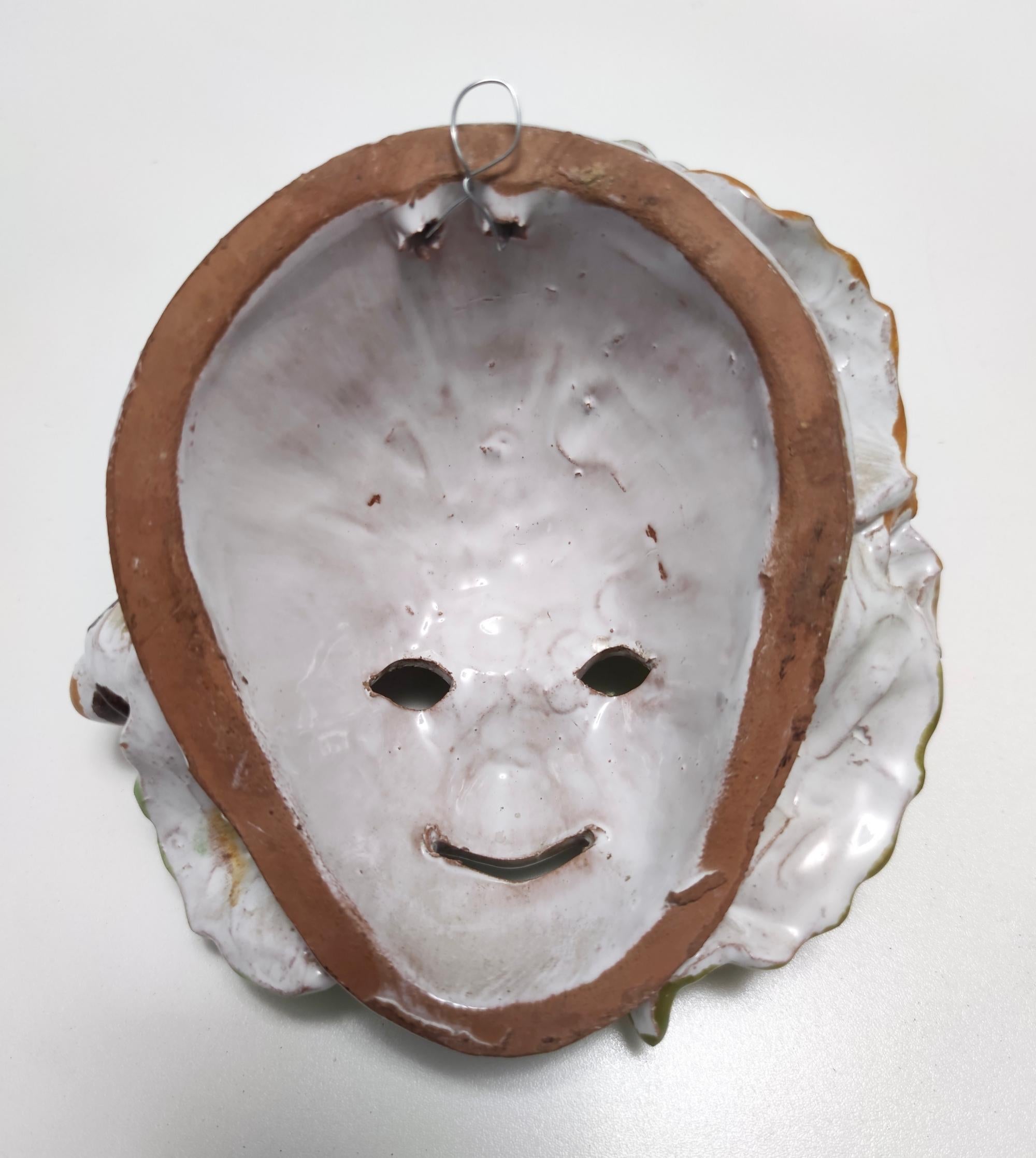 Commedia-Maske aus Steingut, Eugenio Pattarino zugeschrieben, Florenz (Italienisch) im Angebot