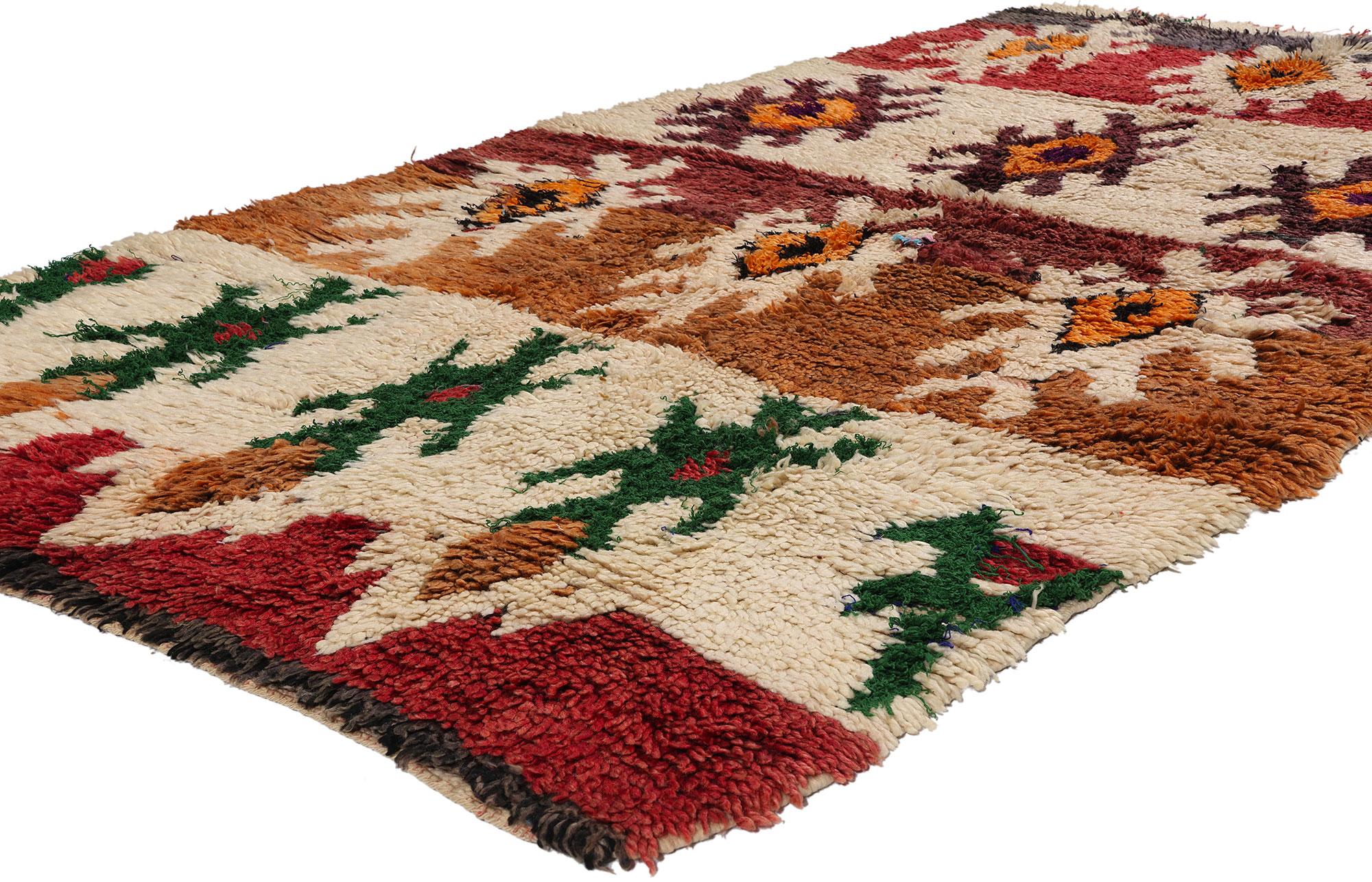 21753 Vintage Erdfarbener Marokkanischer Azilal-Teppich, 04'04 x 07'09. Aus dem pulsierenden Herzen der zentralmarokkanischen Provinzhauptstadt, eingebettet in das Hohe Atlasgebirge, stammt das prächtige Erbe der Azilal-Teppiche - eine einzigartige