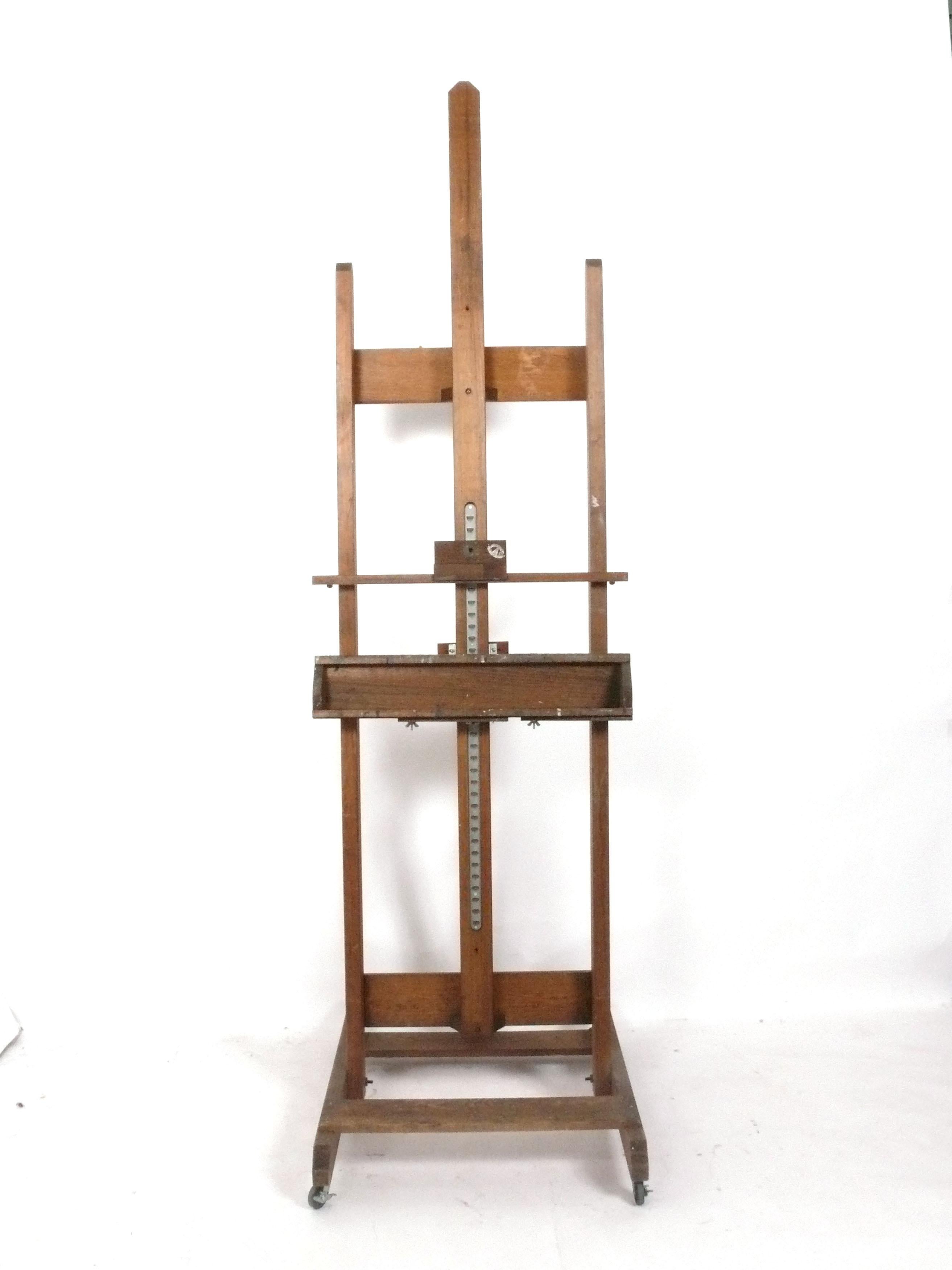Caballete de artista vintage, estadounidense, hacia la década de 1960. Esta pieza conserva su maravillosa pátina original. Se puede utilizar para sostener un cuadro grande o como soporte para un televisor de pantalla plana.