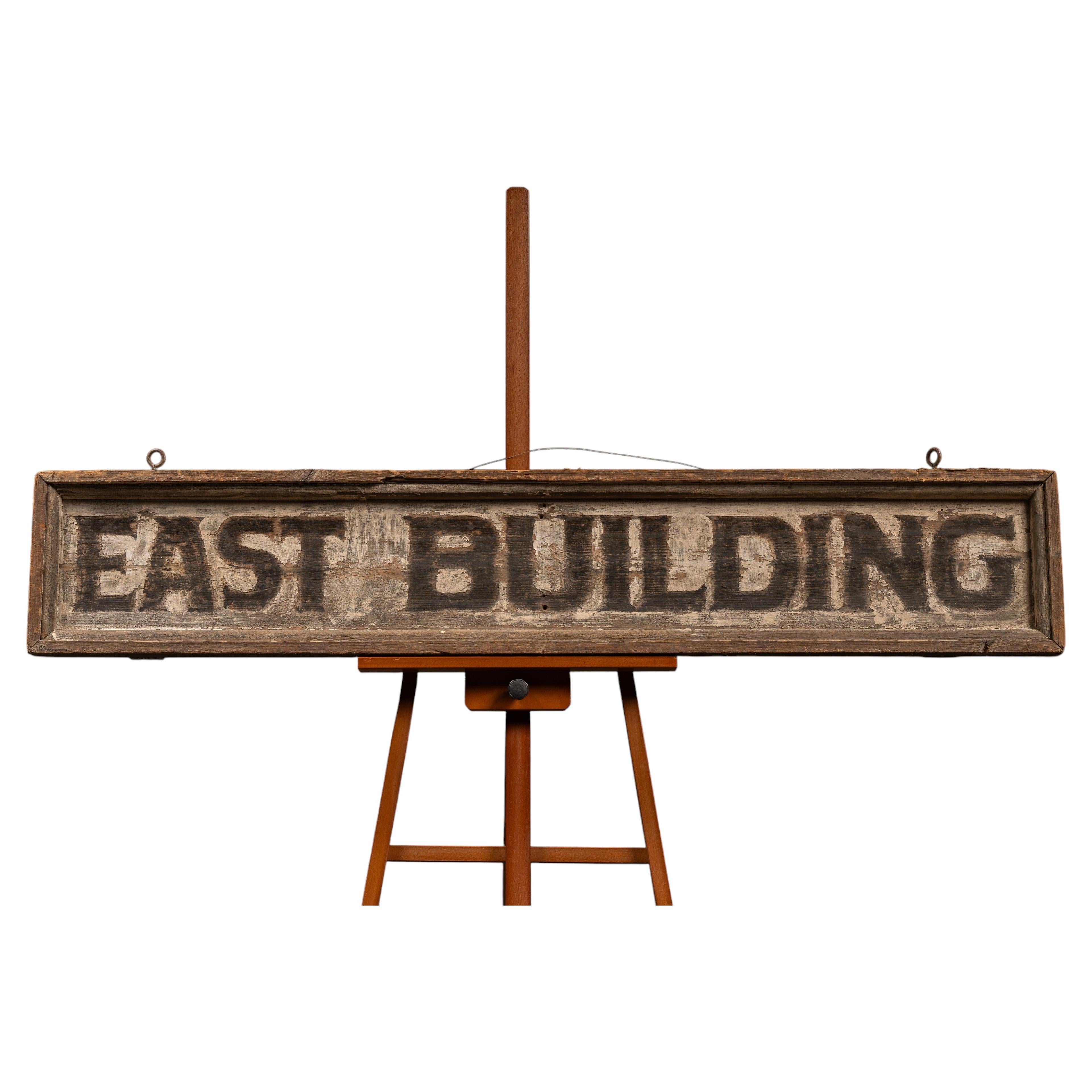 Vintage "East Building" gemalt Wood Directional Zeichen