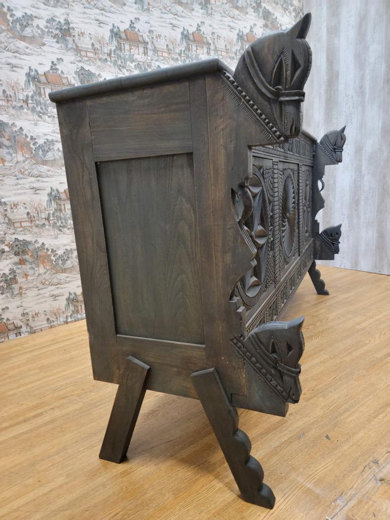 Aparador Vintage Chino de Madera de Olmo Tallada con Tallas de Caballos y Puertas 4