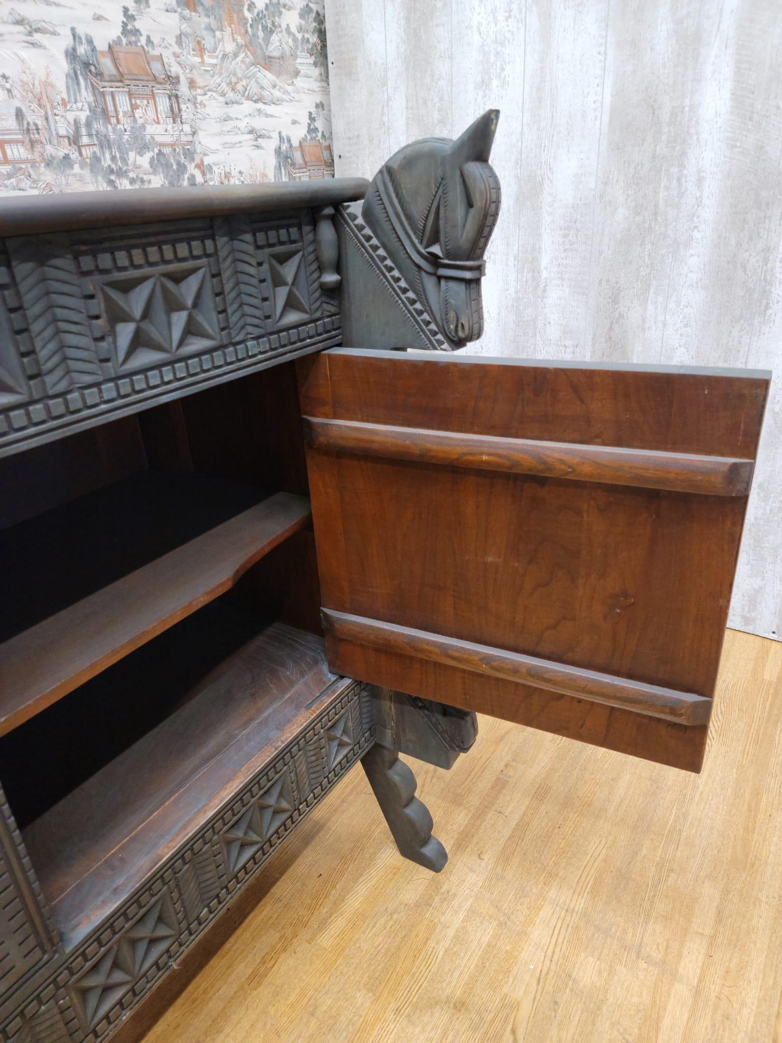 Aparador Vintage Chino de Madera de Olmo Tallada con Tallas de Caballos y Puertas 7