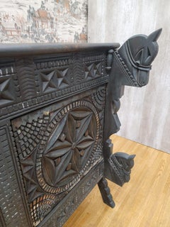 Buffet chinois vintage orné en bois d'orme sculpté avec sculptures de chevaux et portes