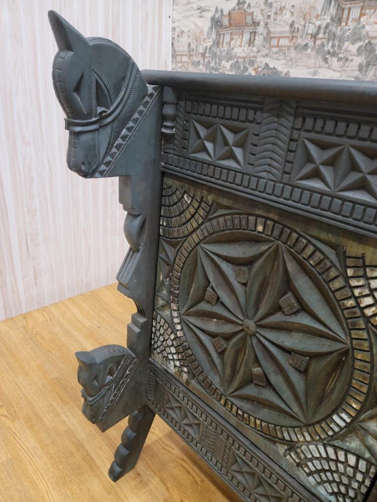 Buffet chinois vintage orné en bois d'orme sculpté avec sculptures de chevaux et portes en vente 1