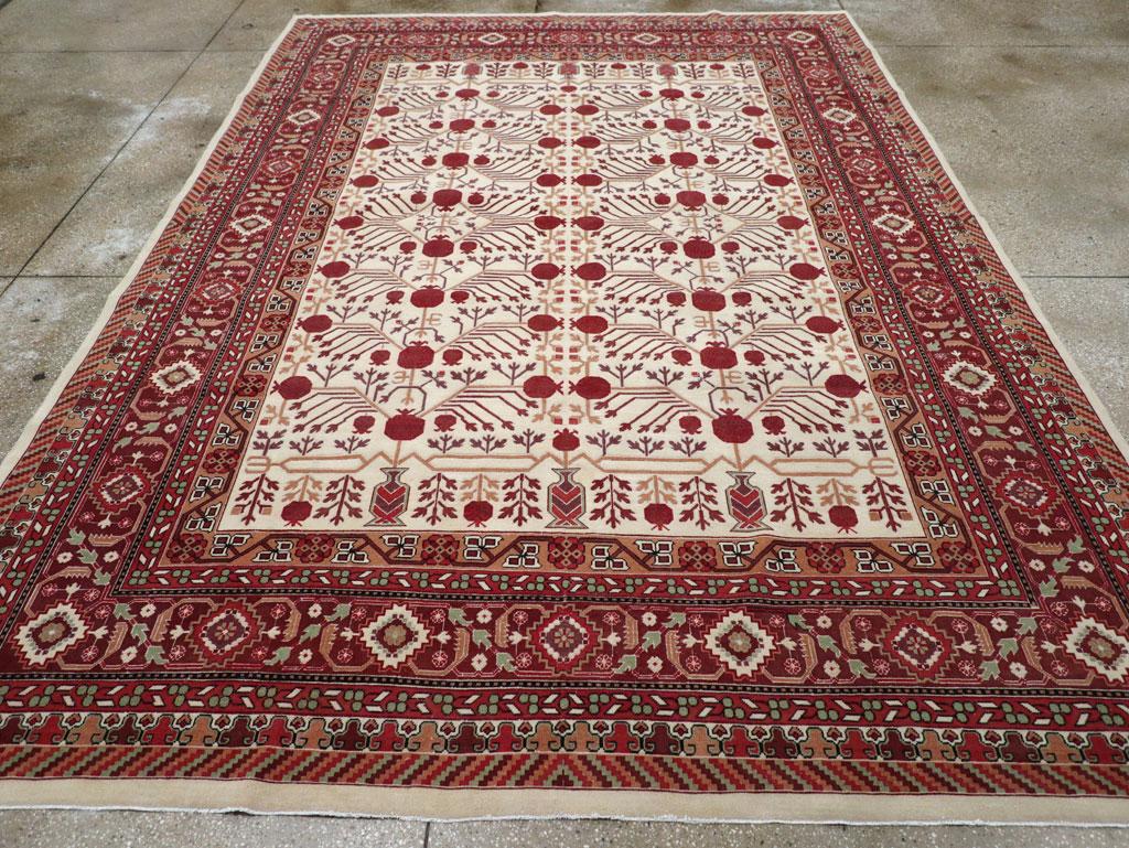 Dieser Khotan-Teppich aus Ostturkestan aus der Mitte des 20. Jahrhunderts mit den Maßen 8' 7