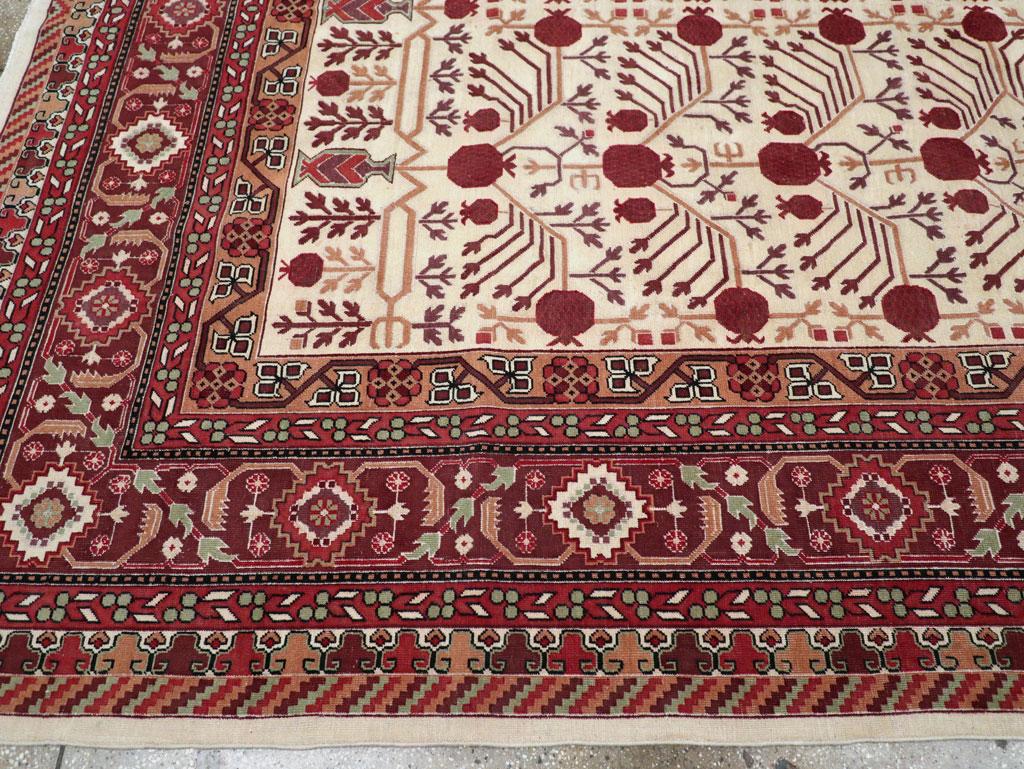 Mitte des 20. Jahrhunderts Vintage East Turkestan Khotan Zimmer Größe Teppich im Zustand „Hervorragend“ im Angebot in New York, NY
