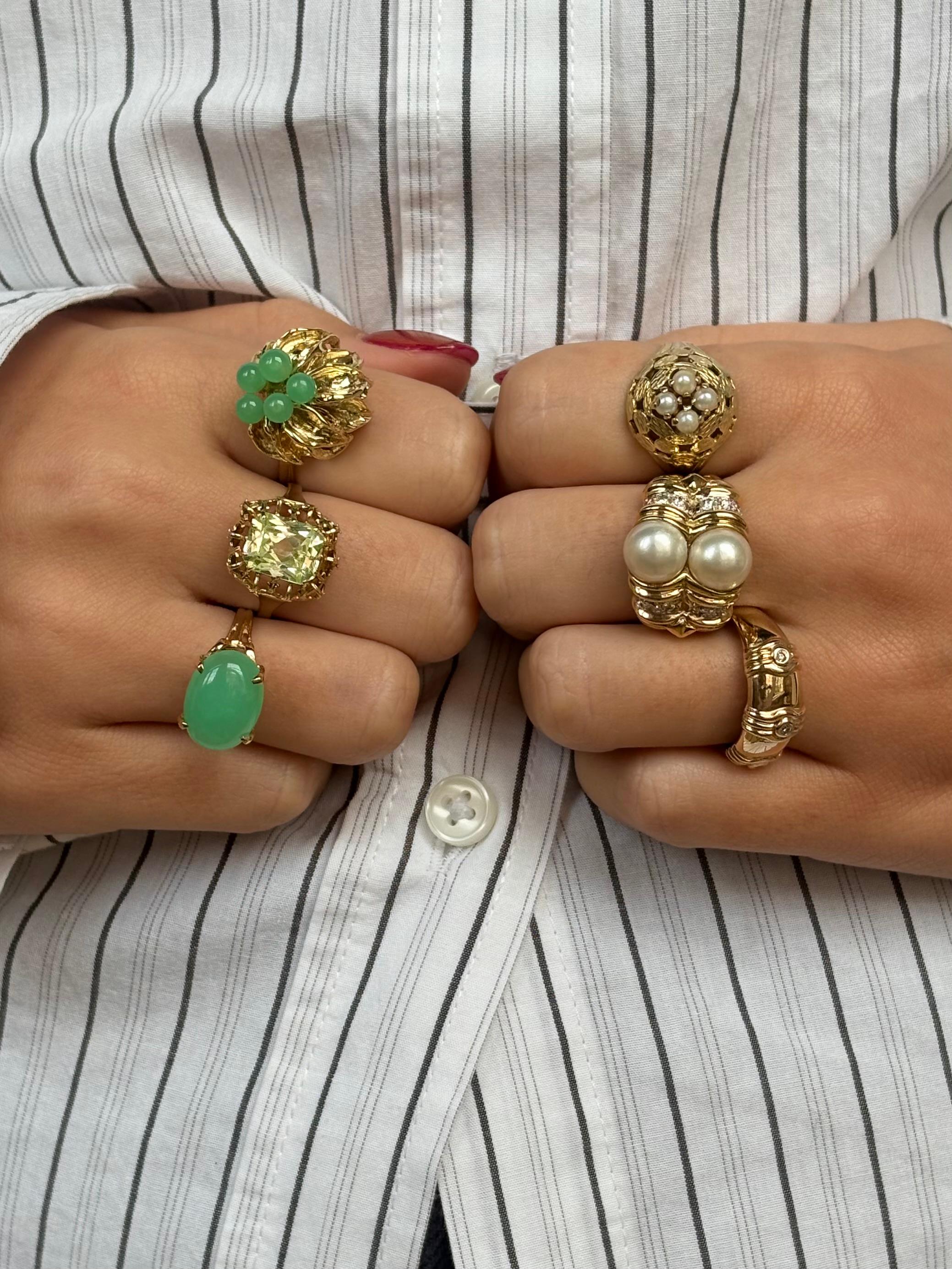 Donna Anello d'oro giallo 14 carati con crisoprasio cabochon d'epoca Est-Ovest in vendita