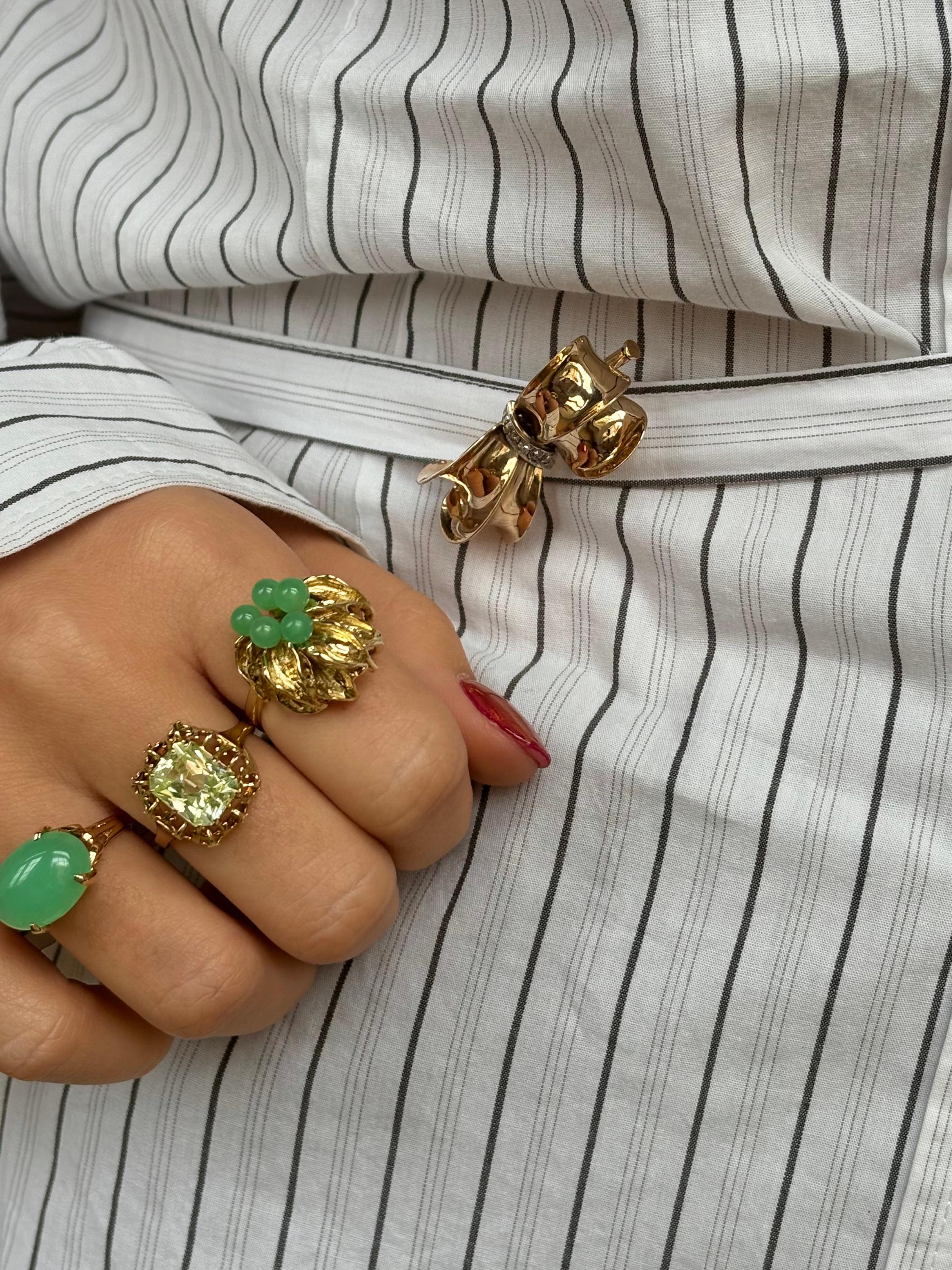 Anello d'oro giallo 14 carati con crisoprasio cabochon d'epoca Est-Ovest in vendita 1