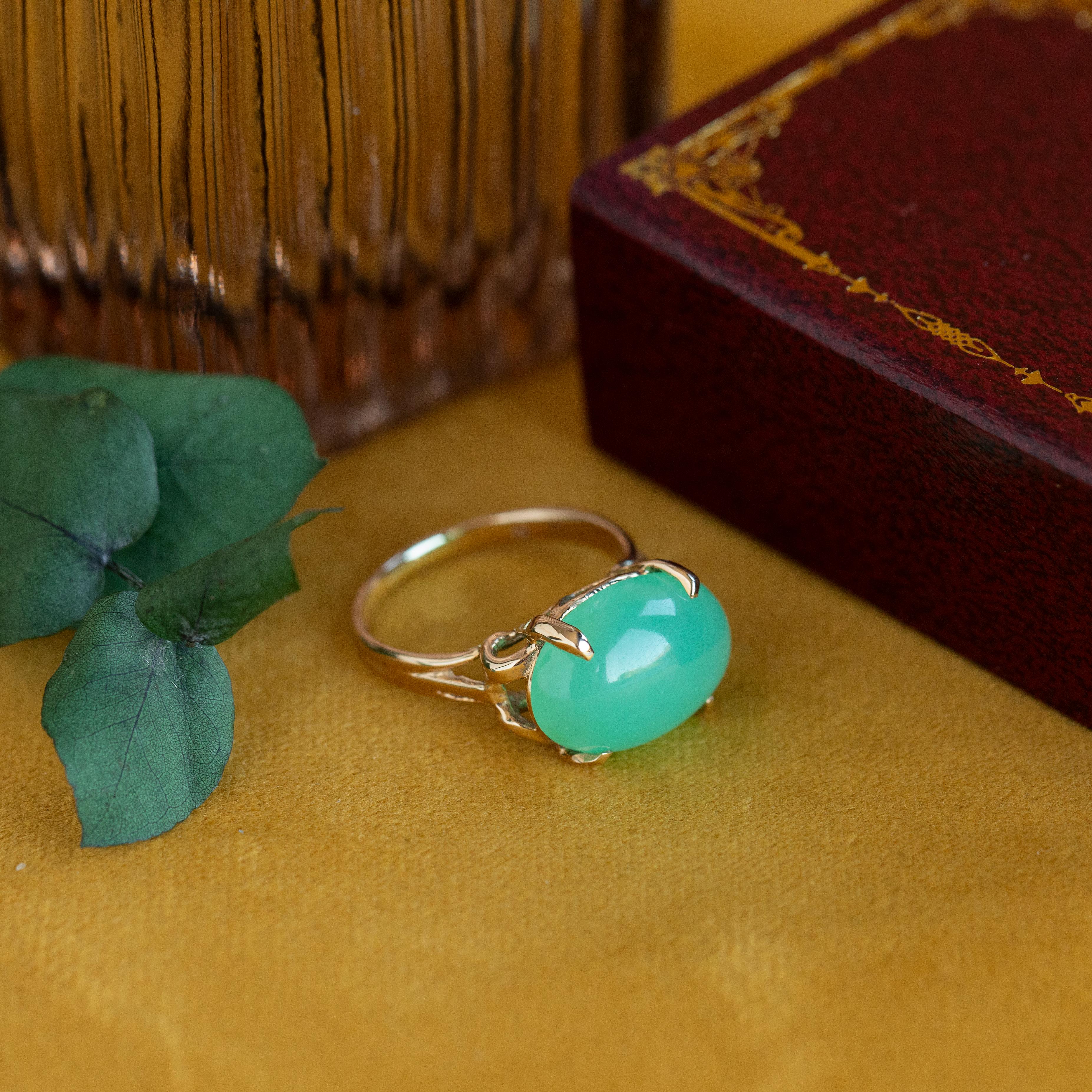 Anello d'oro giallo 14 carati con crisoprasio cabochon d'epoca Est-Ovest in vendita 2