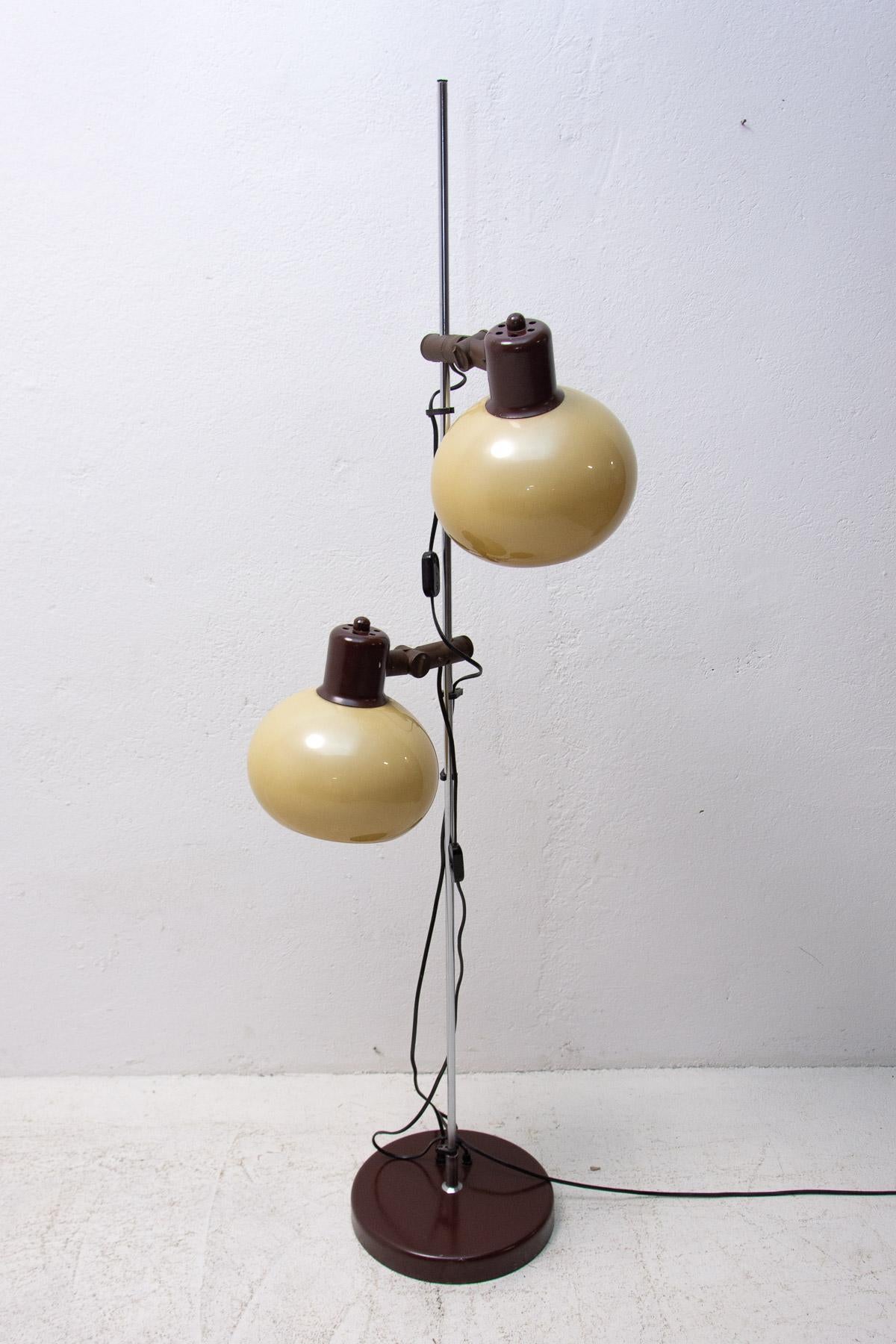 Vintage floor lamp made in the 1970´s. It features a chrome plated construction, two plastic lampshades adjustable to the sides and up and down. the lamp is in good Vintage condition, fully functional.

Measures: Height: 151 cm

Width: 31