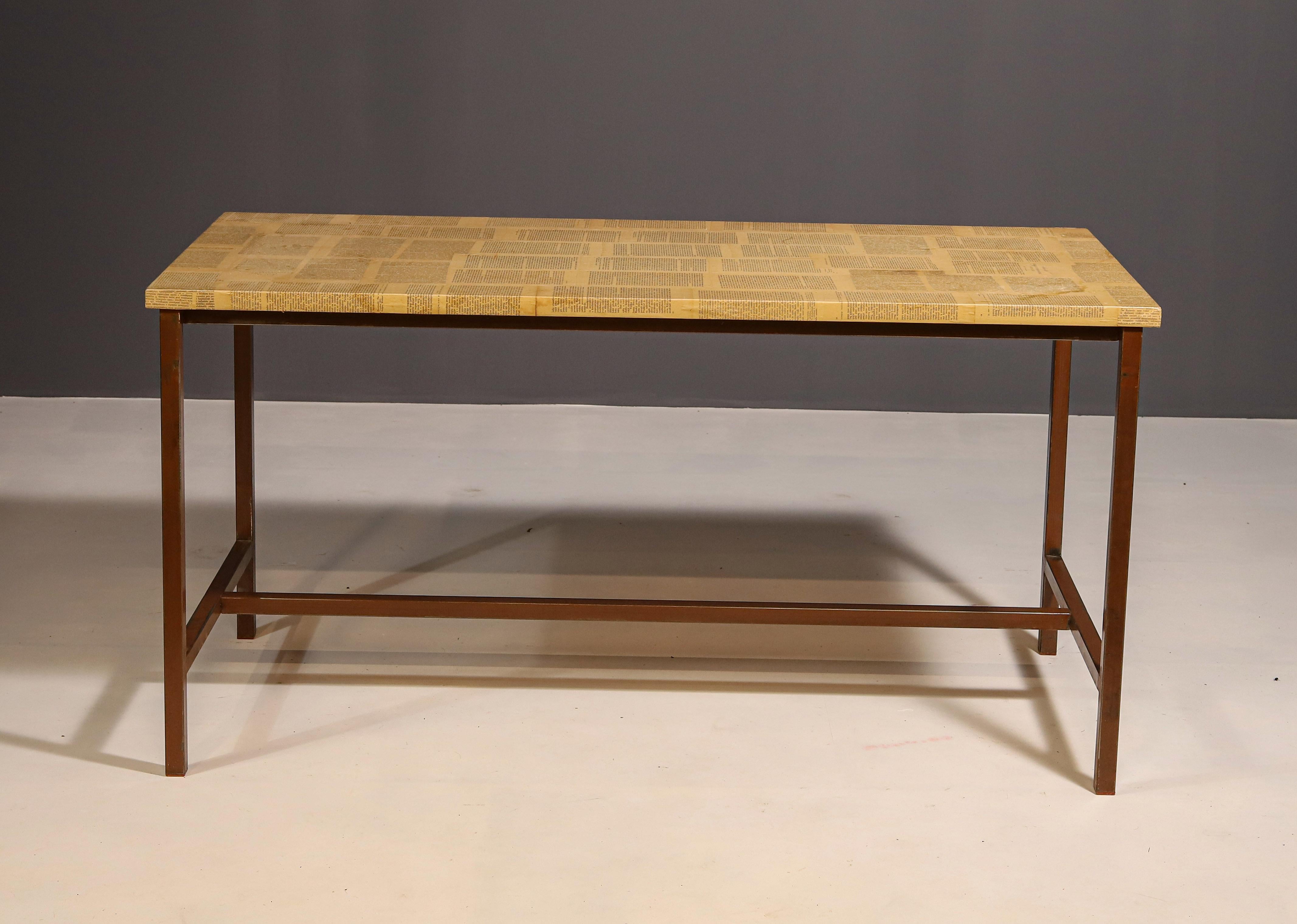 Une charmante table de cuisine vintage en fer industriel, fabriquée dans les années 1950 dans l'ancienne Tchécoslovaquie. Il est fait de fer et de bois. En bon état Vintage avec une patine assortie et attrayante, montre des signes d'âge et