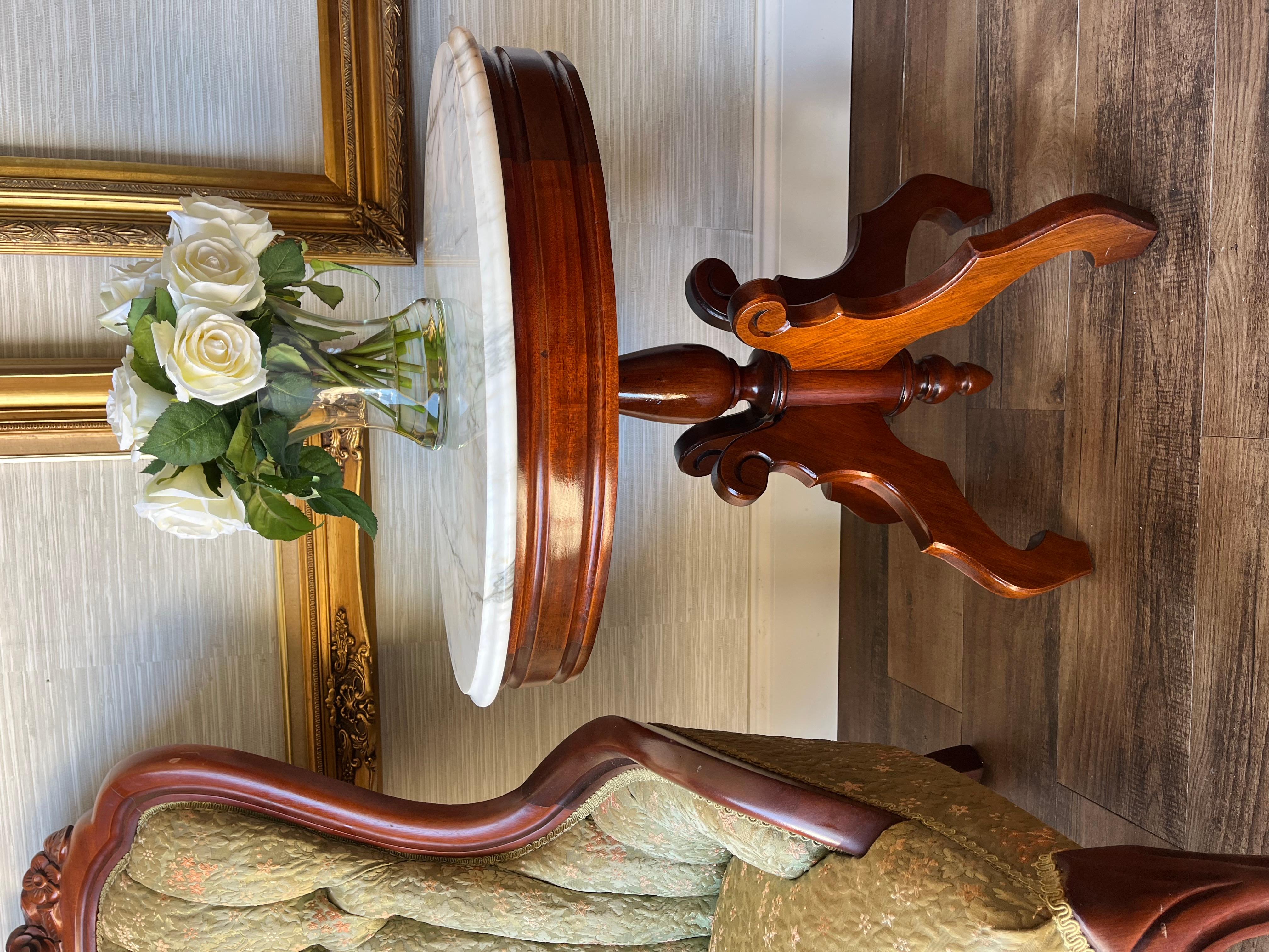 This charming Eastlake style table features a beautifully veined Italian marble top, making it a perfect accent piece for any sophisticated space. Manufactured in the mid-20th century by Capitol Furniture Manufacturing Corp, this table exemplifies