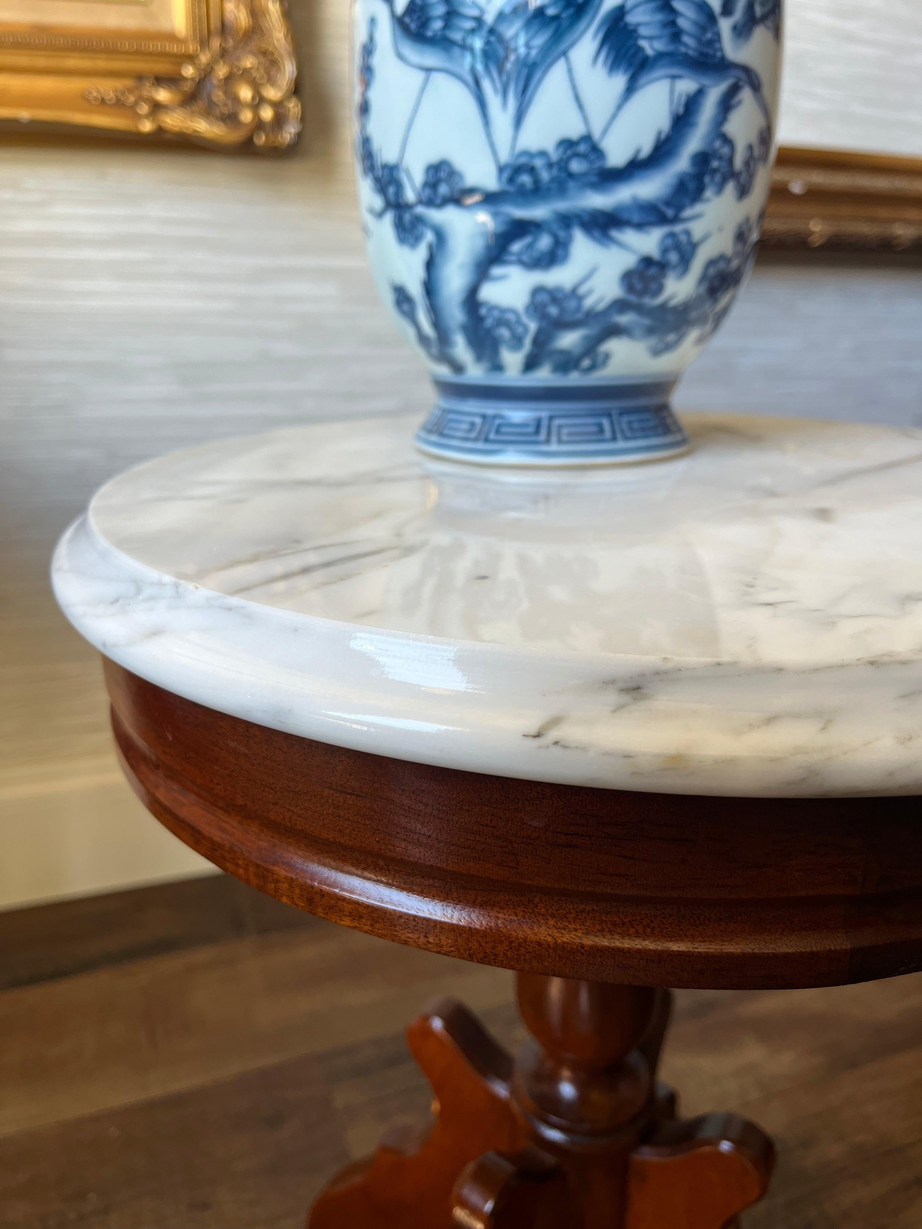 Vintage-Beistelltisch im Eastlake-Stil mit italienischer Marmorplatte und Sockel (Moderne der Mitte des Jahrhunderts) im Angebot