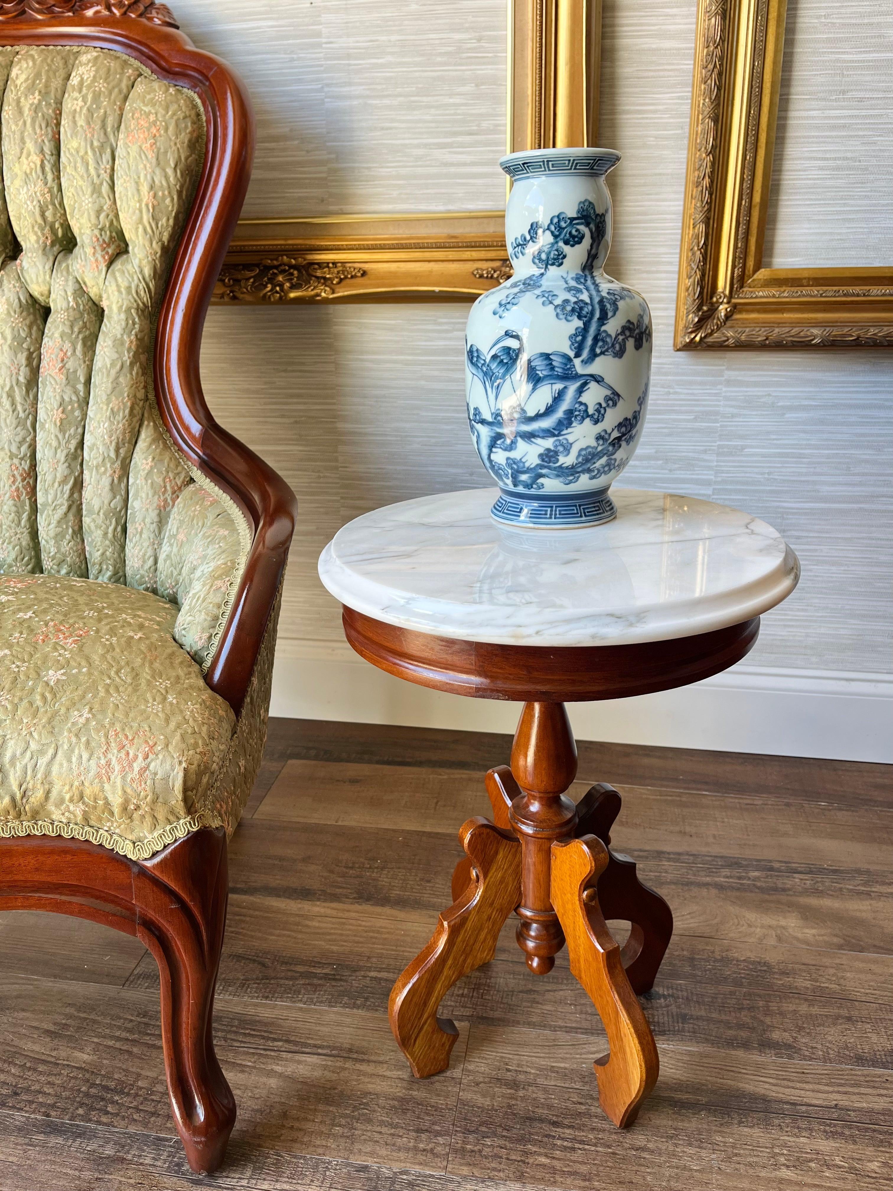 Vintage-Beistelltisch im Eastlake-Stil mit italienischer Marmorplatte und Sockel (amerikanisch) im Angebot
