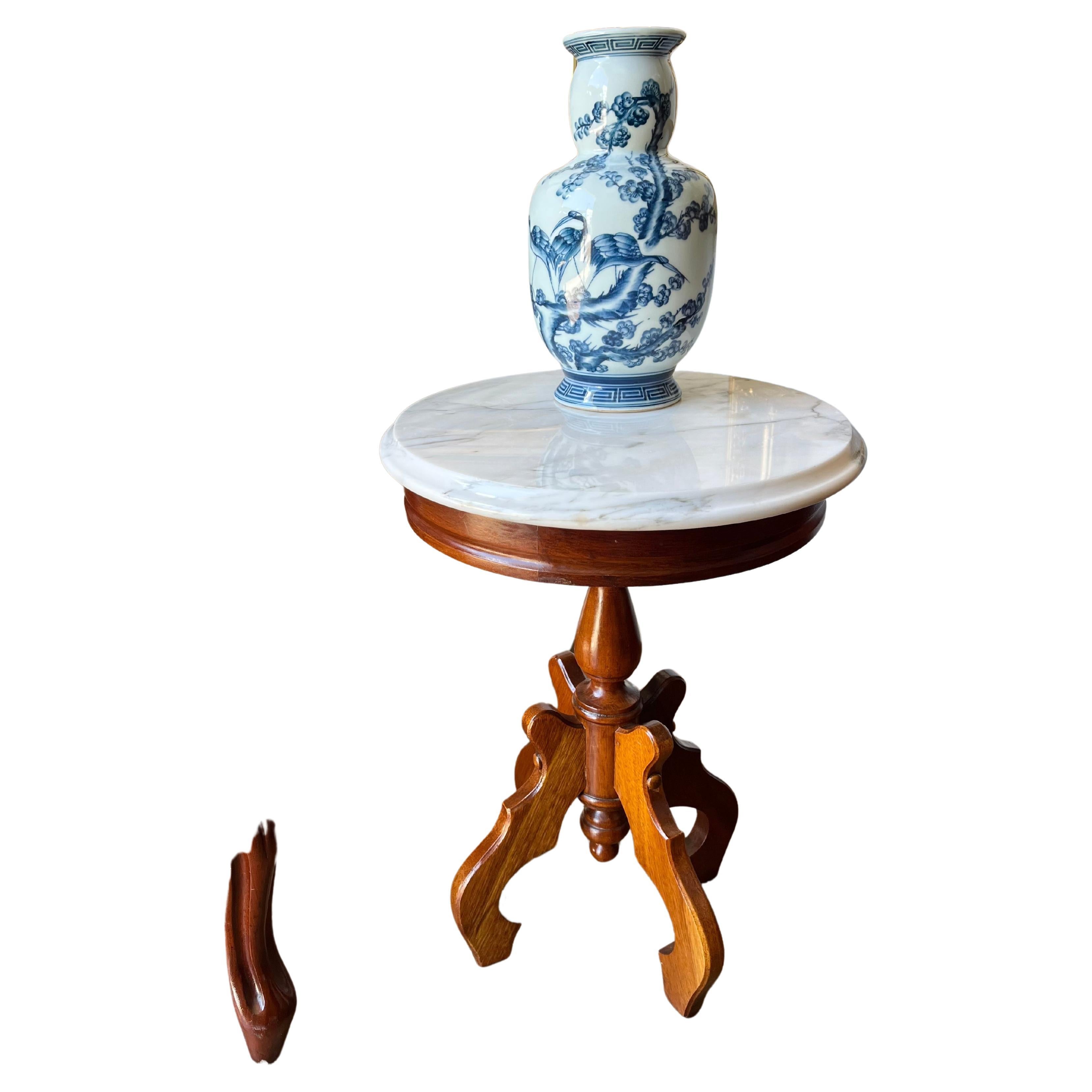 Mesa auxiliar con pedestal y tapa de mármol italiana estilo vintage Eastlake