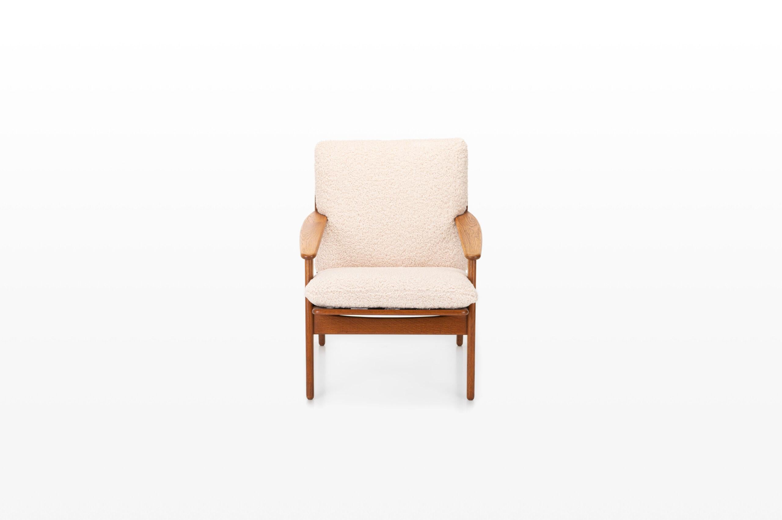 Très beau fauteuil vintage conçu par Poul Volther pour FDB Mobler, Danemark années 1960. Les coussins ont été retapissés avec un tissu confortable de type teddy.
 
