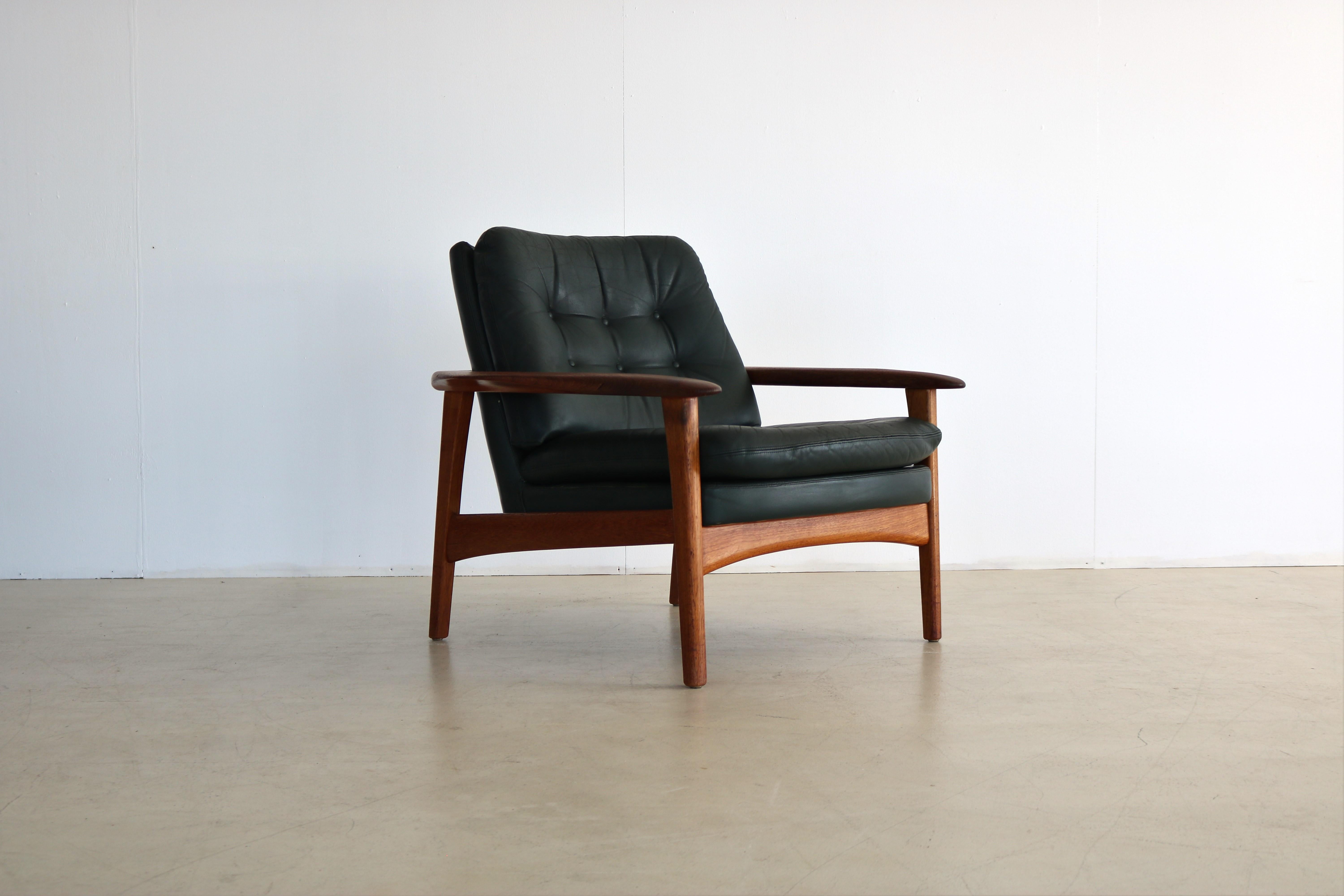 Vintage easy chair teak leather 60s armchair

period 60s
designs unknown
conditions good light signs of use patina leather
Size 80 x 90 x 85 (hxwxd)

Details teak; leather;

Article number 1709.